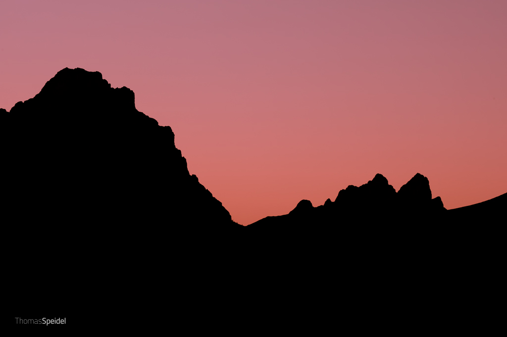 Cime in lontananza al tramonto