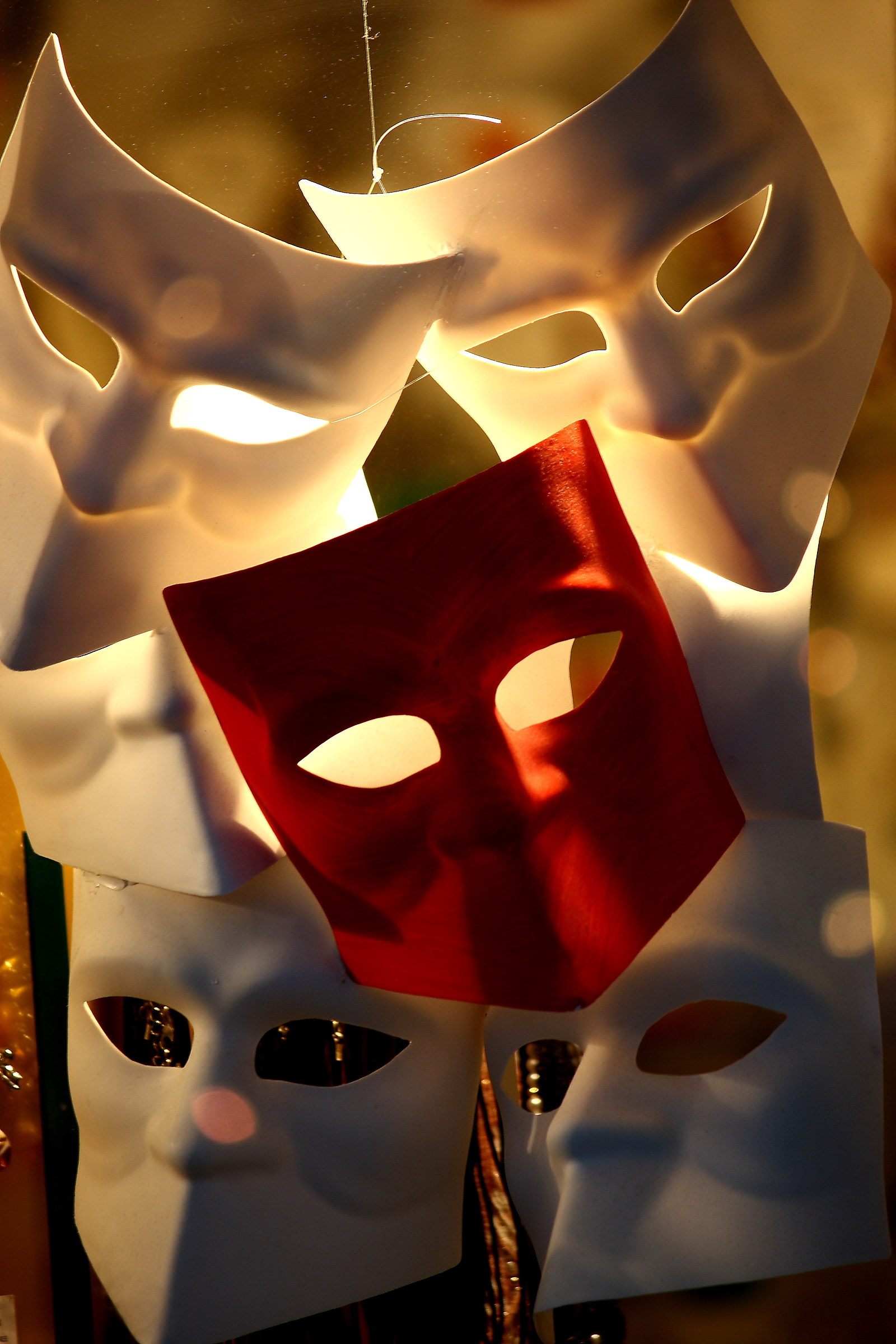 Maschere veneziane in vetrina