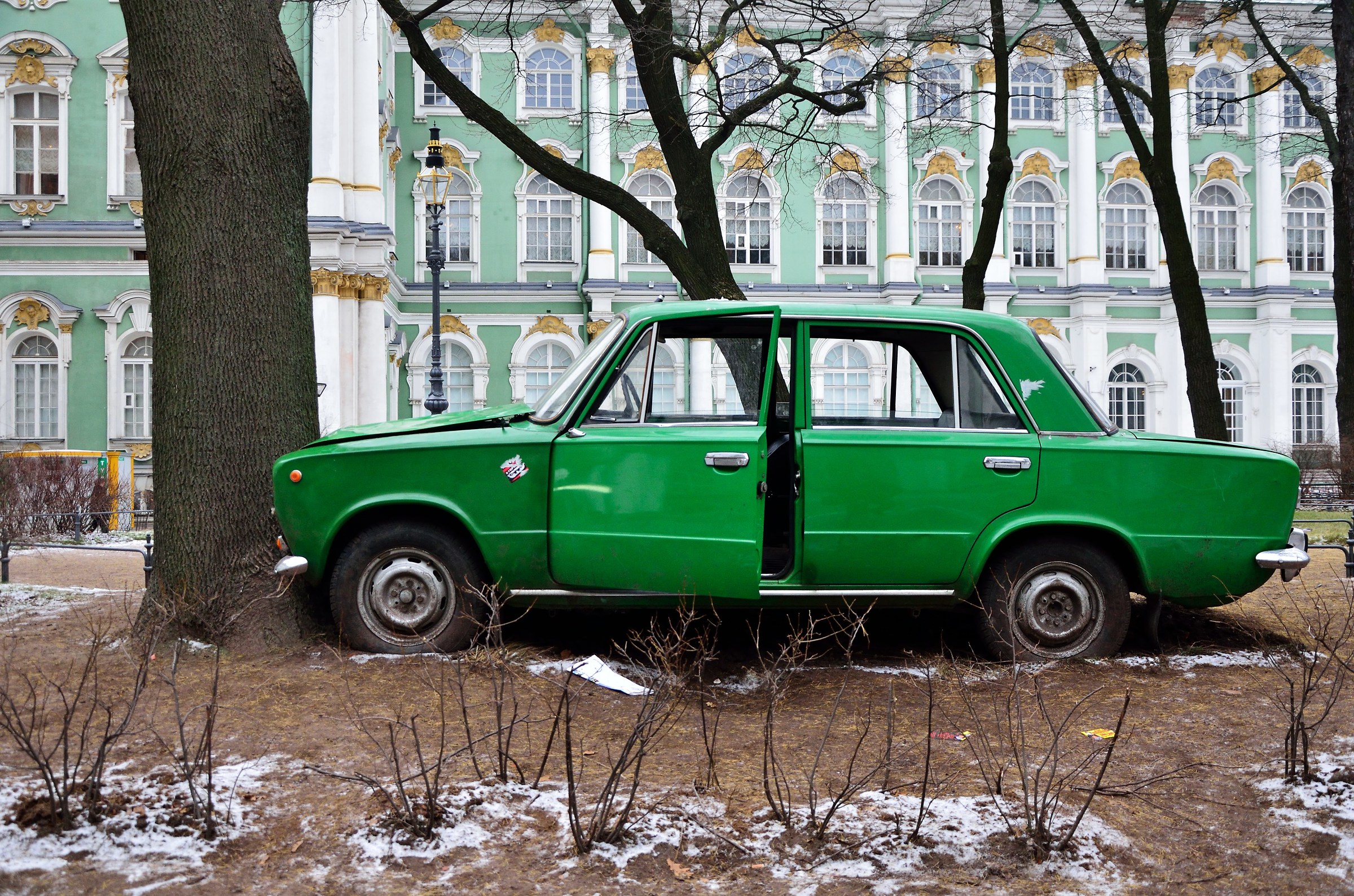 Un'opera d'arte esposta nel cortile dell'Hermita...