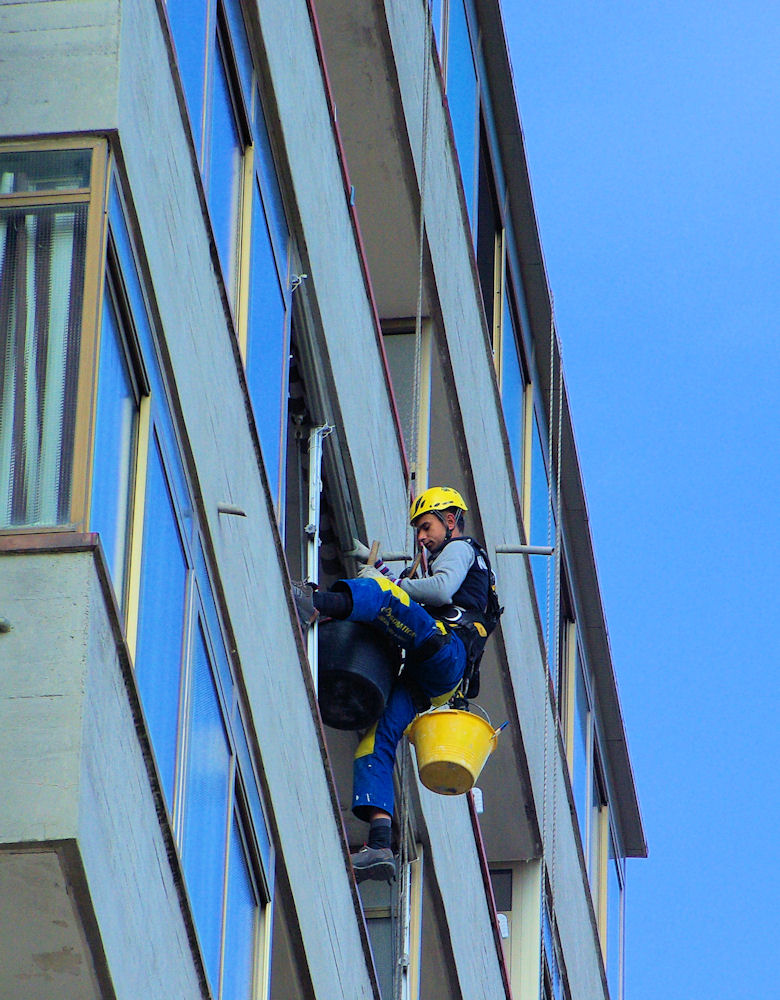 Muratore acrobata al lavoro