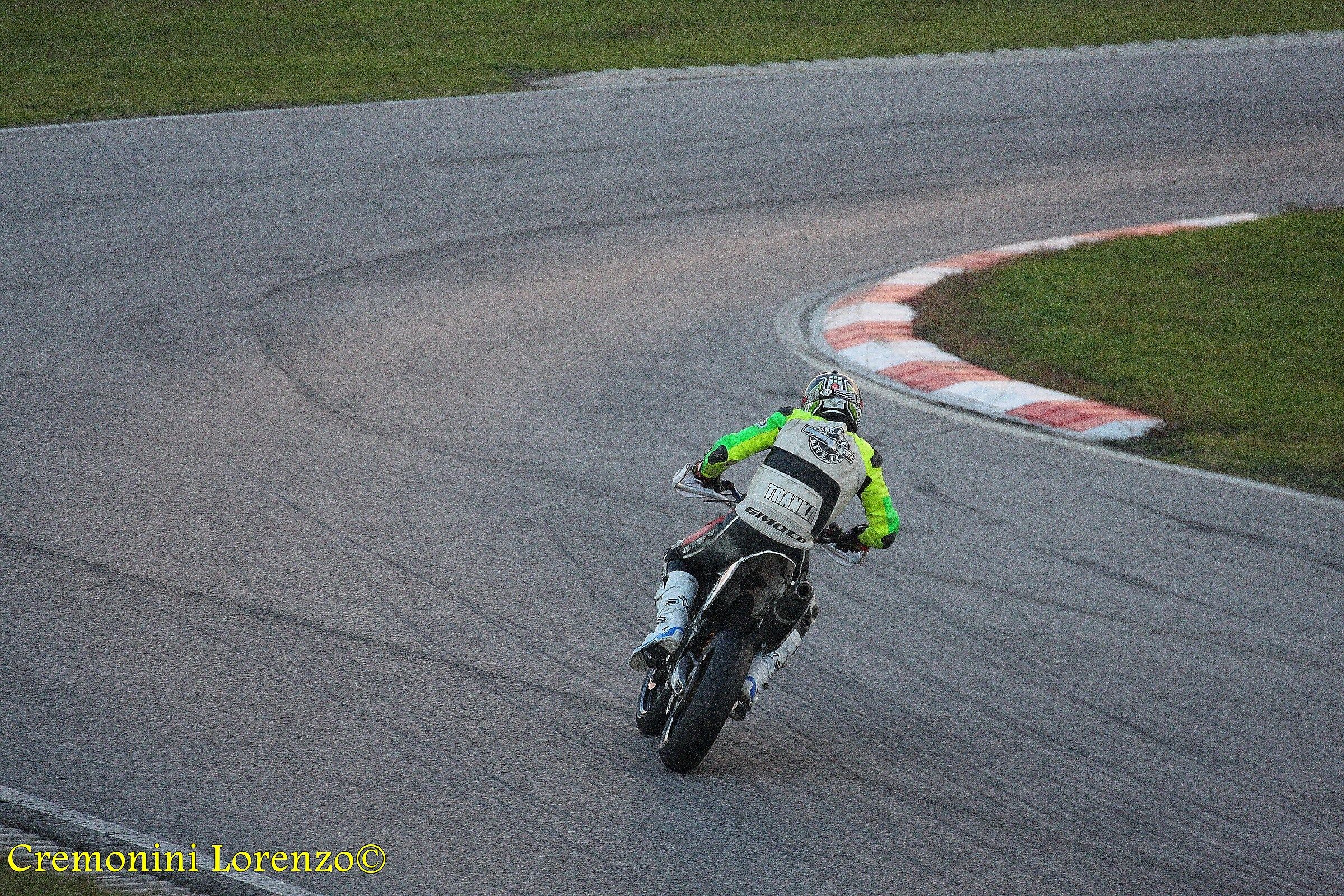 la traiettoria ideale indicata dalla luce