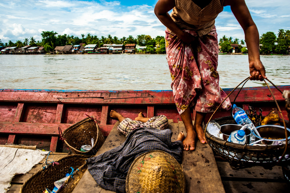 Food sellers on the way to Shwegu