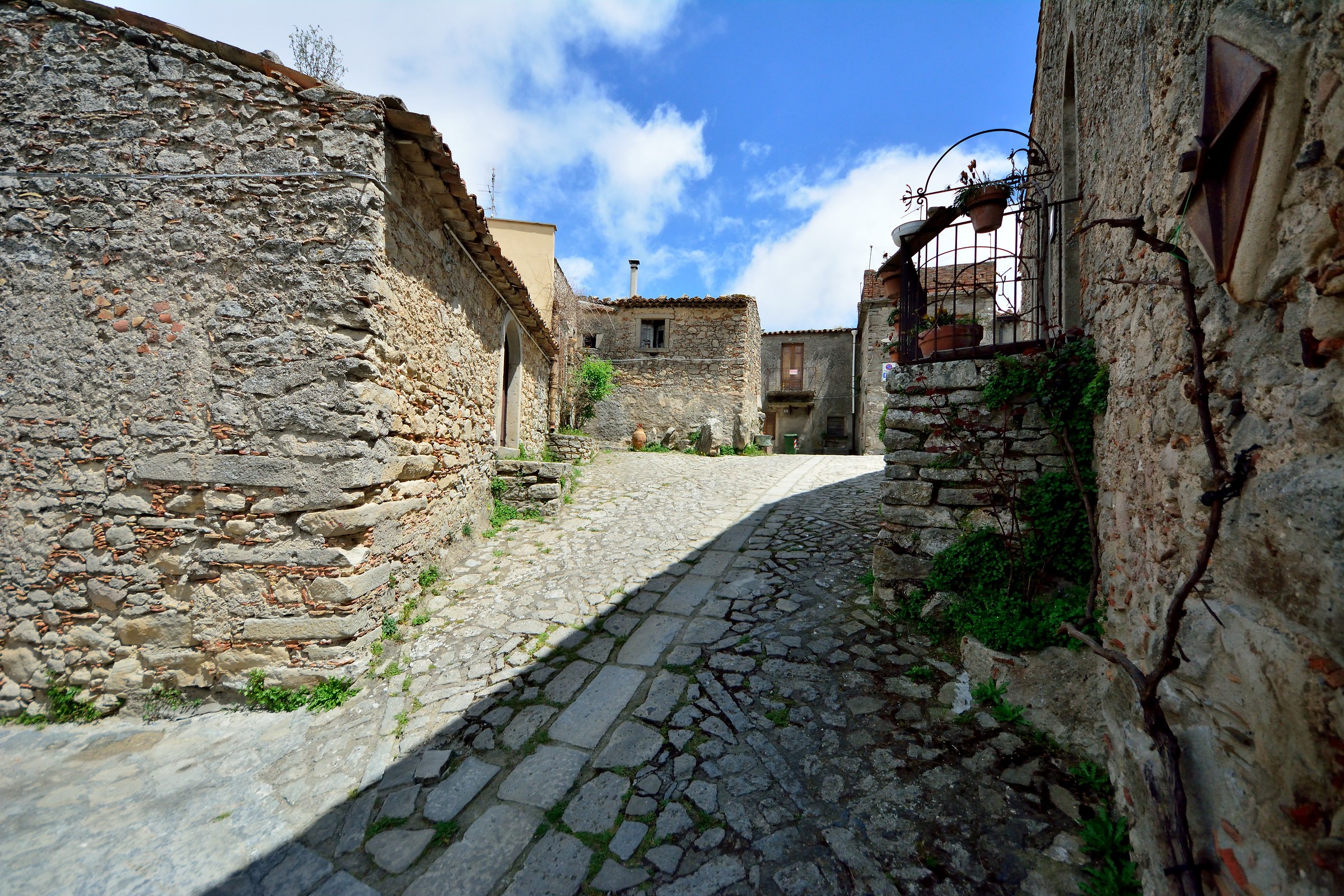 per le vie del borgo Montalbano Elicona (Me)