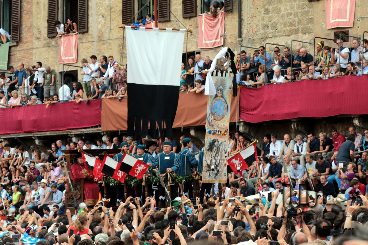 Il Cencio viene portato al Palco dei Giudici