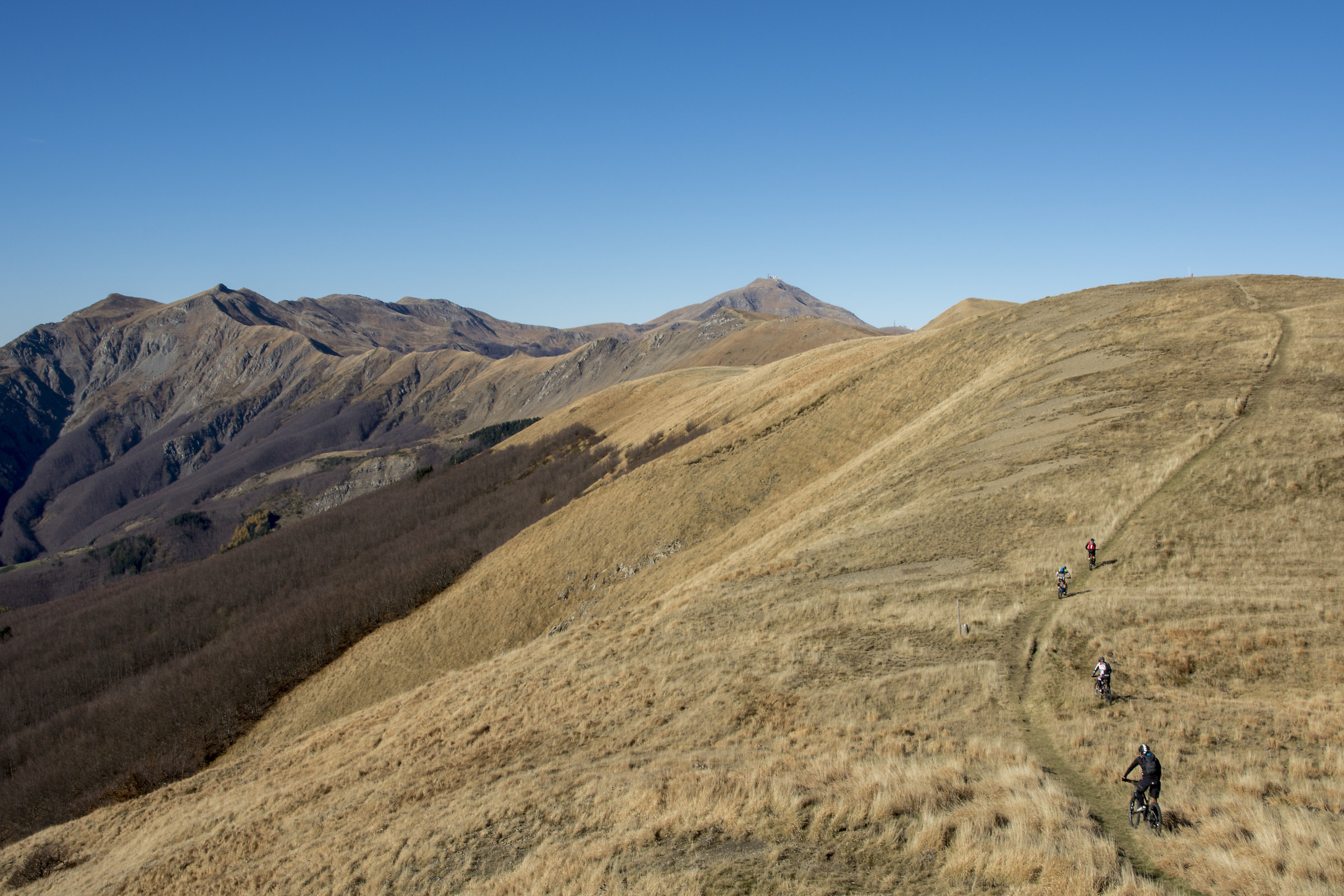 Mountain bikers sul crinale