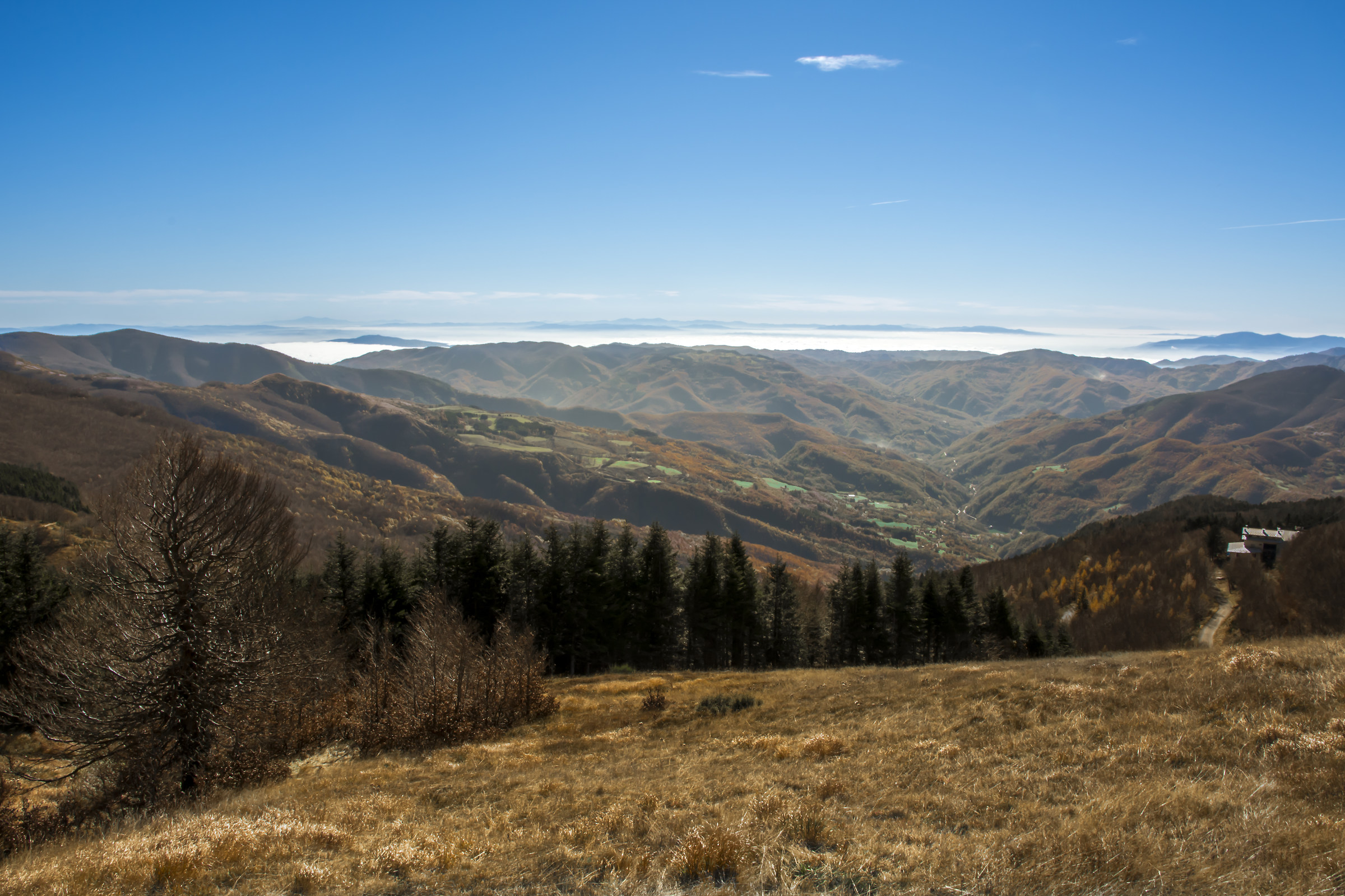 Val di Lima e la Toscana nella nebbia.