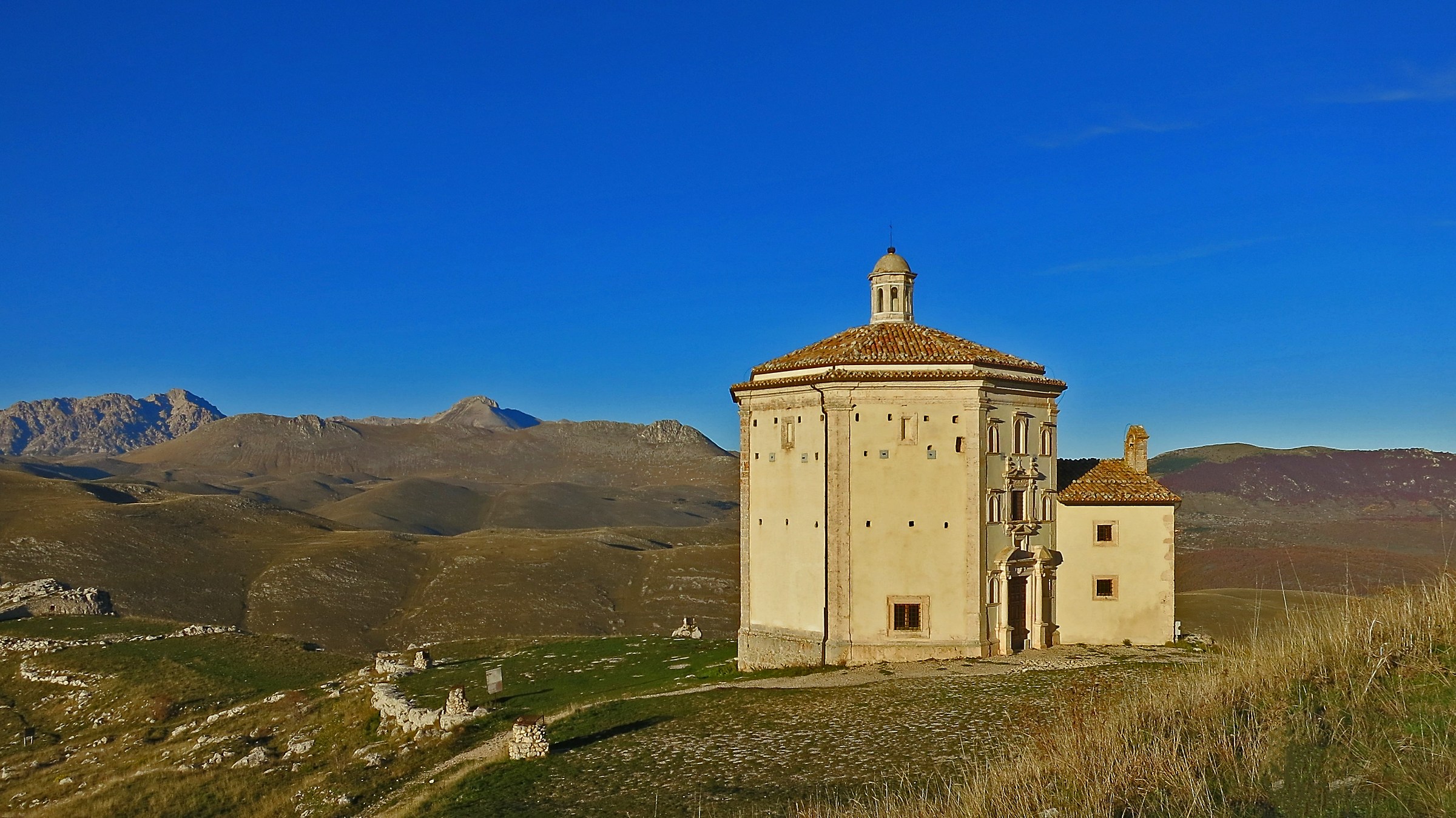 La Chiesa di Santa Maria della Pietà a Rocca Calascio...