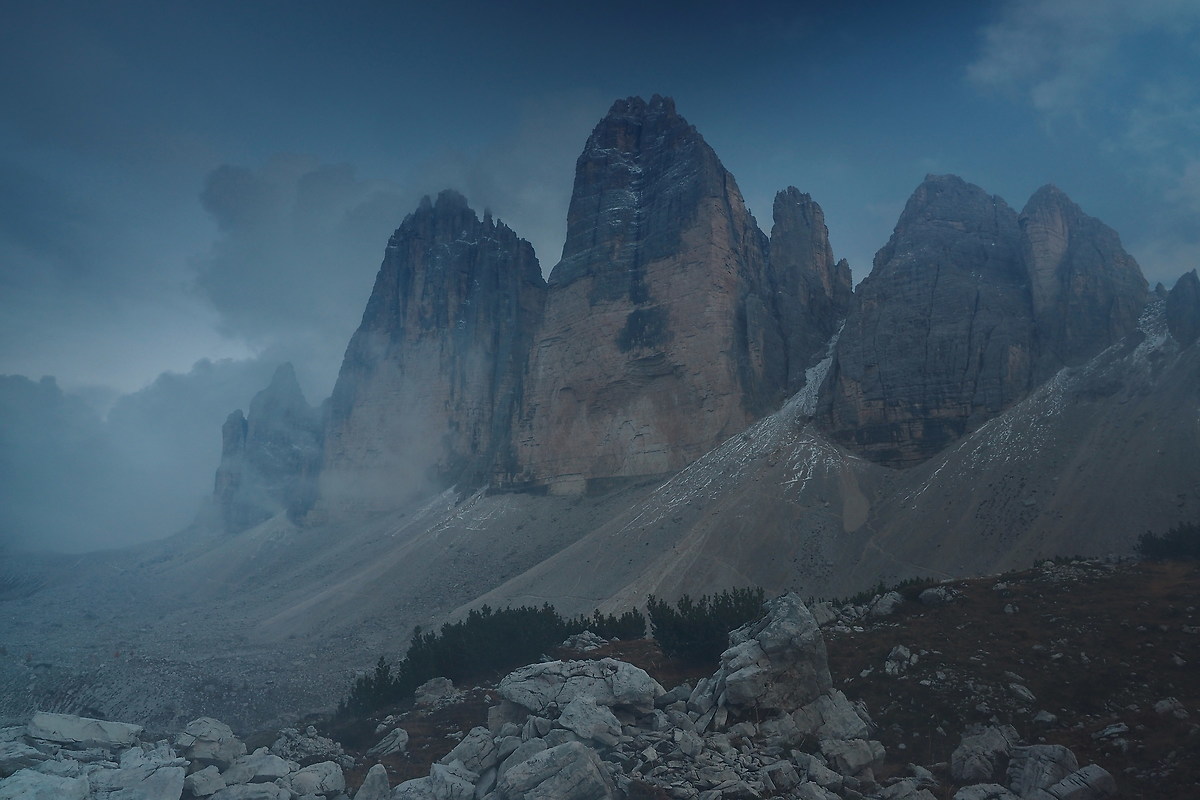 Night falls and the mist