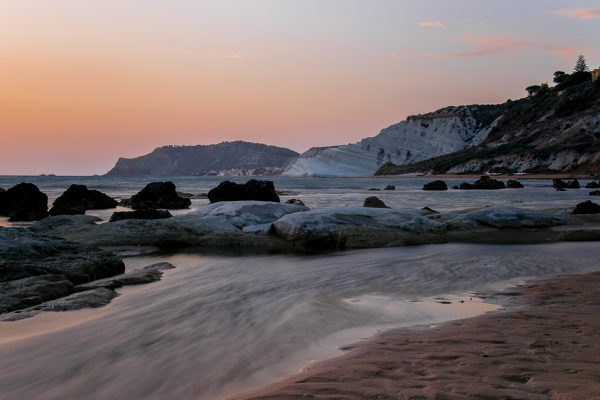 Un tramonto tra Mare E Scogli