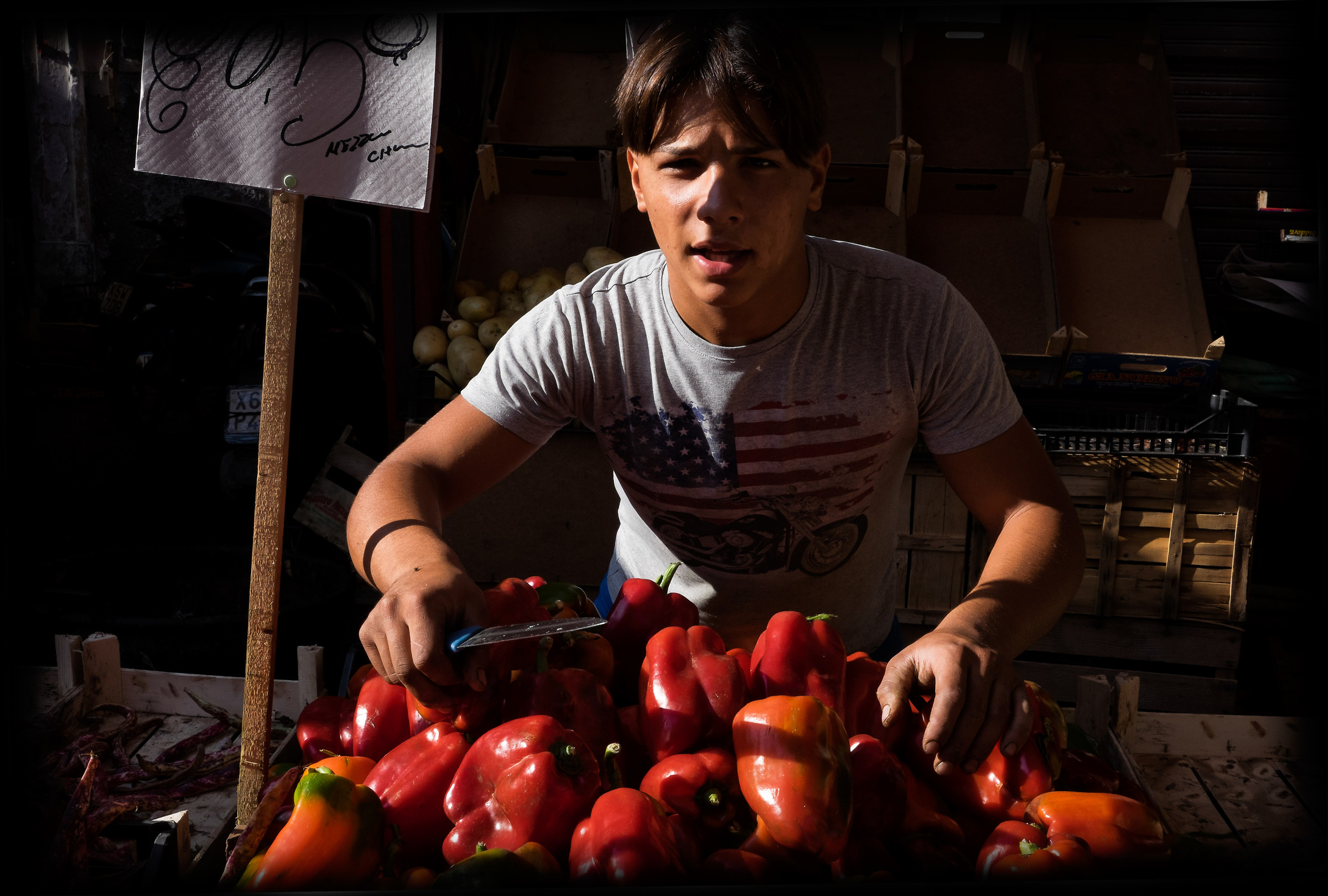Mercato di Ballarò - Giovane fruttivendolo -