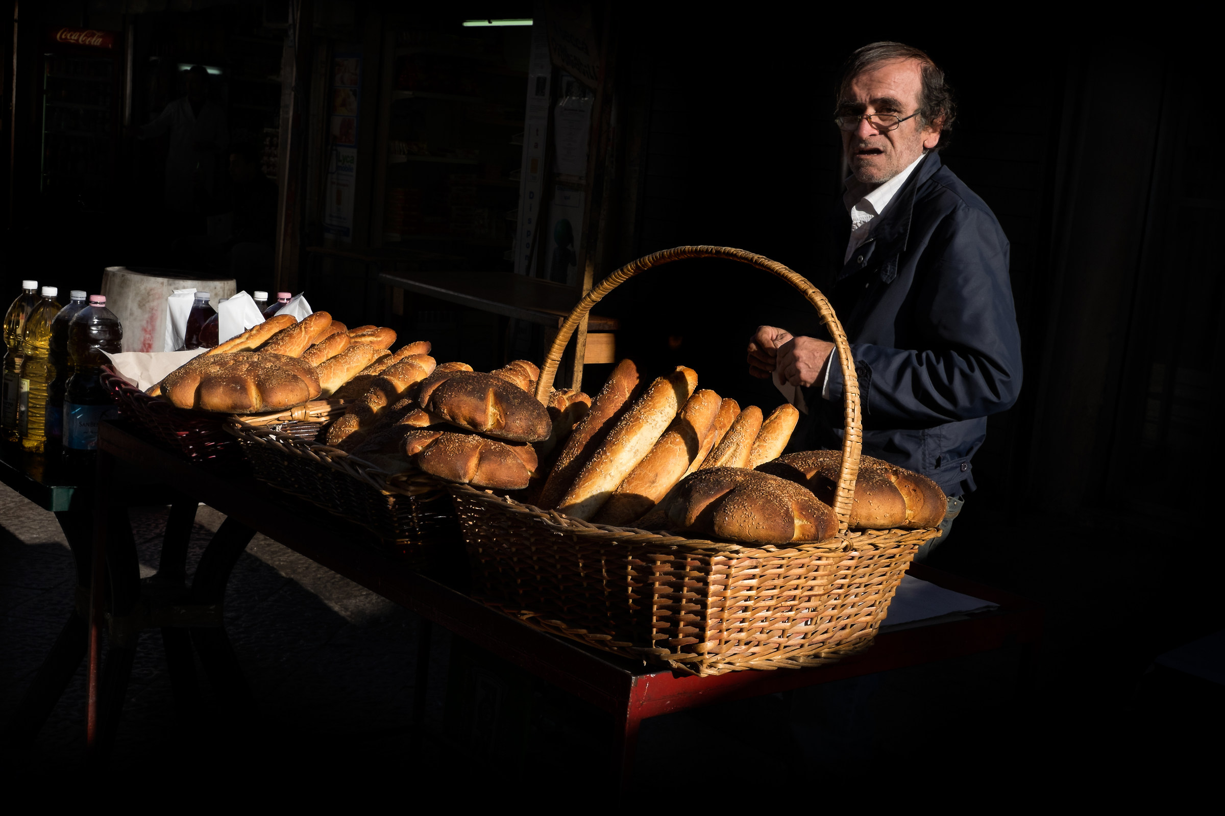 Mercato di Ballarò - vendita di pane per strada -