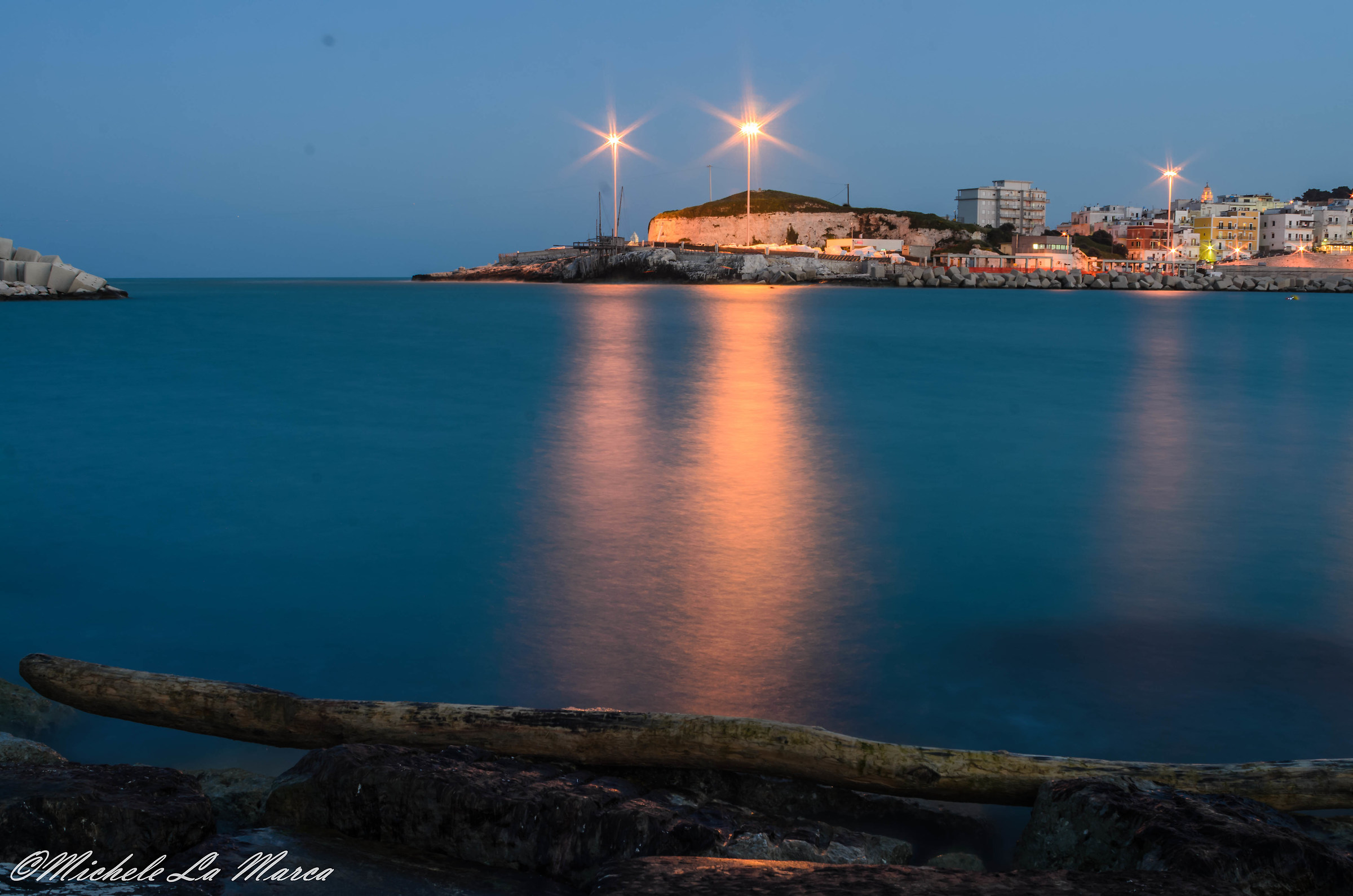 Dopo il tramonto, al braccio del porto a Vieste