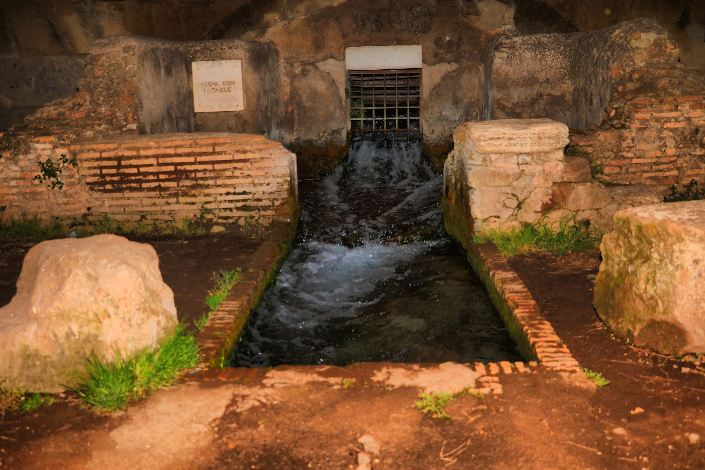 Parco degli Acquedotti - buco nell'acquedotto