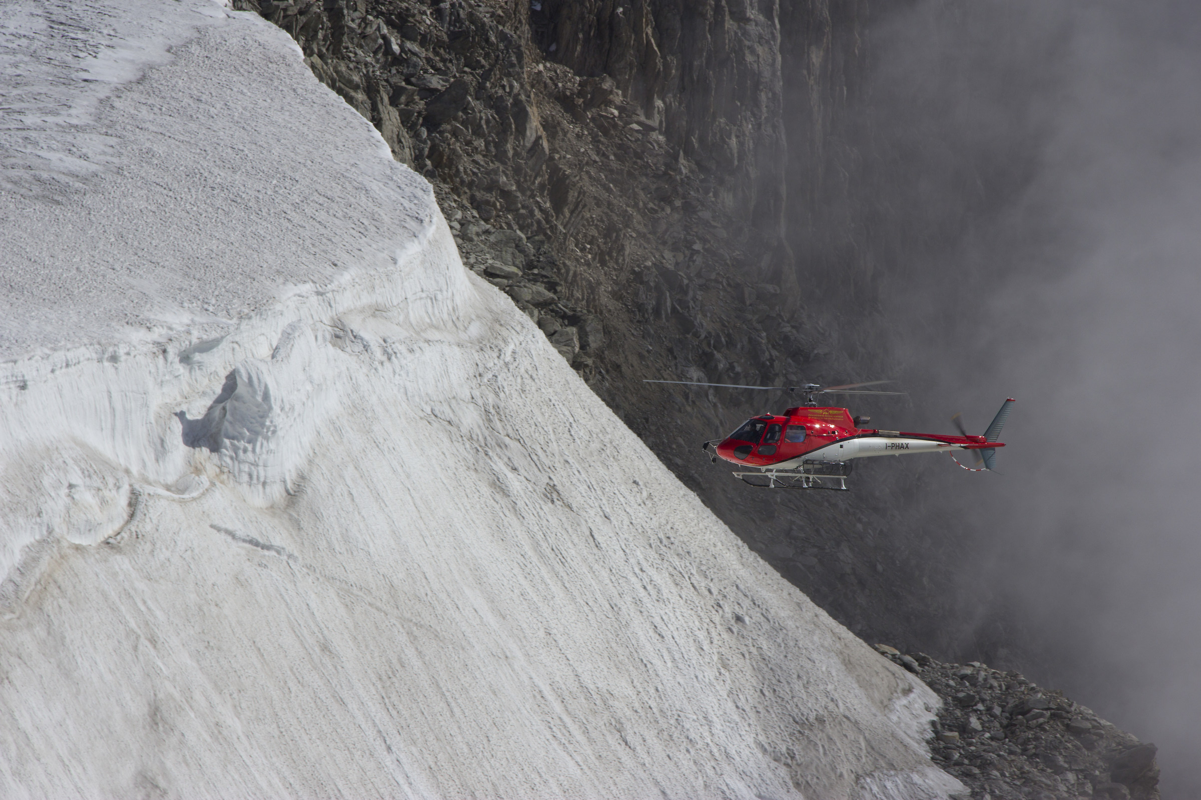 elisoccorso in azione ,ghiacciai del monte bianco