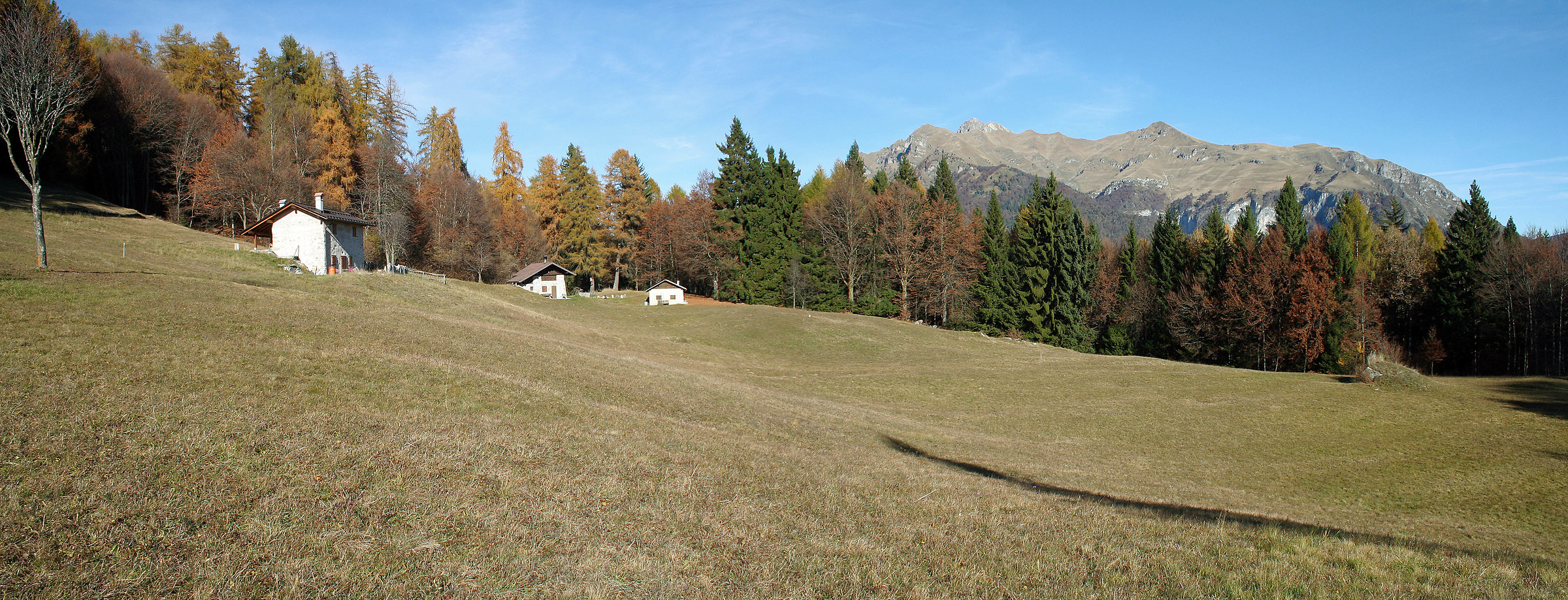 Pra de San Buedi_Monte Martino_sullo the background Valandro