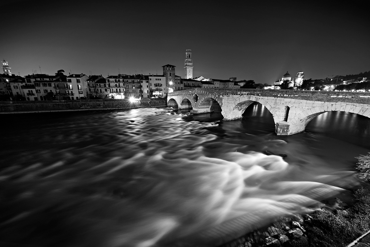 Verona ponte pietra b&n