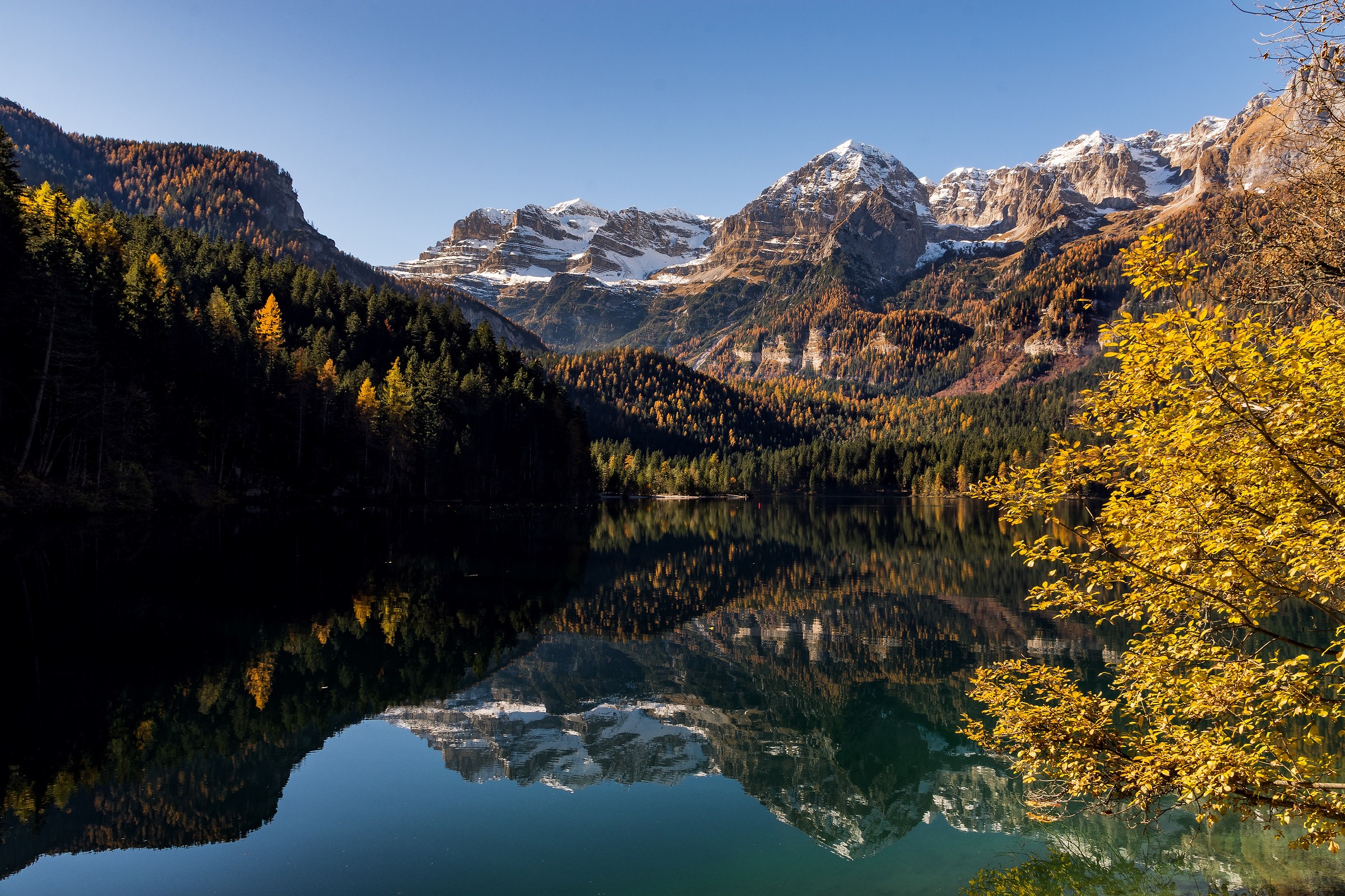 The colours of Tovel's lake