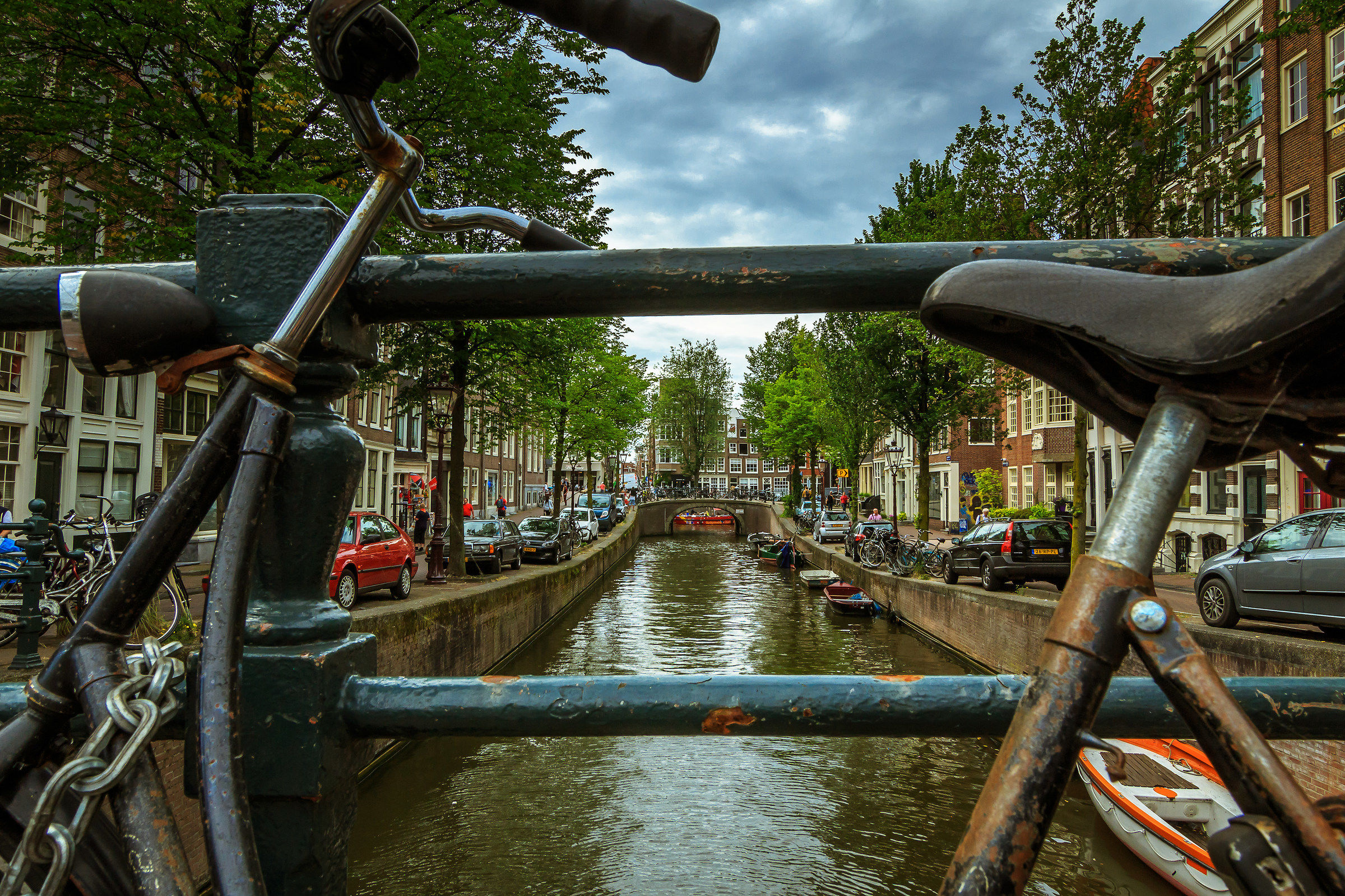 Abbandonata sul canale