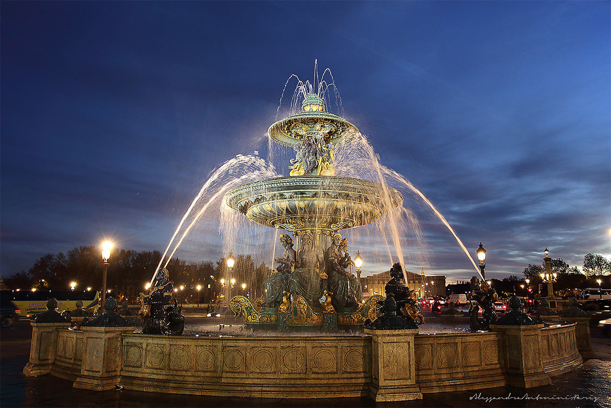 Fontaine de fleuves blue hour