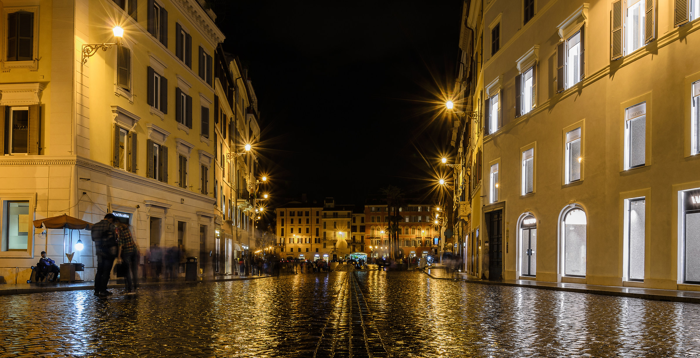 pioggia di oro nella piazza di Spagna