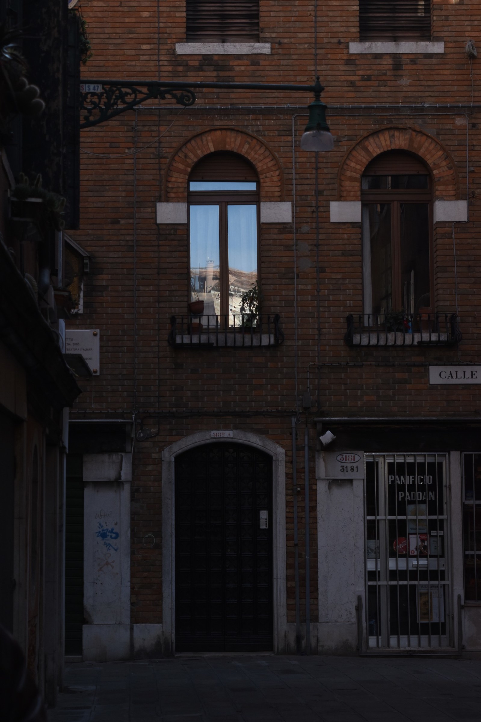 la finestra sulla calle