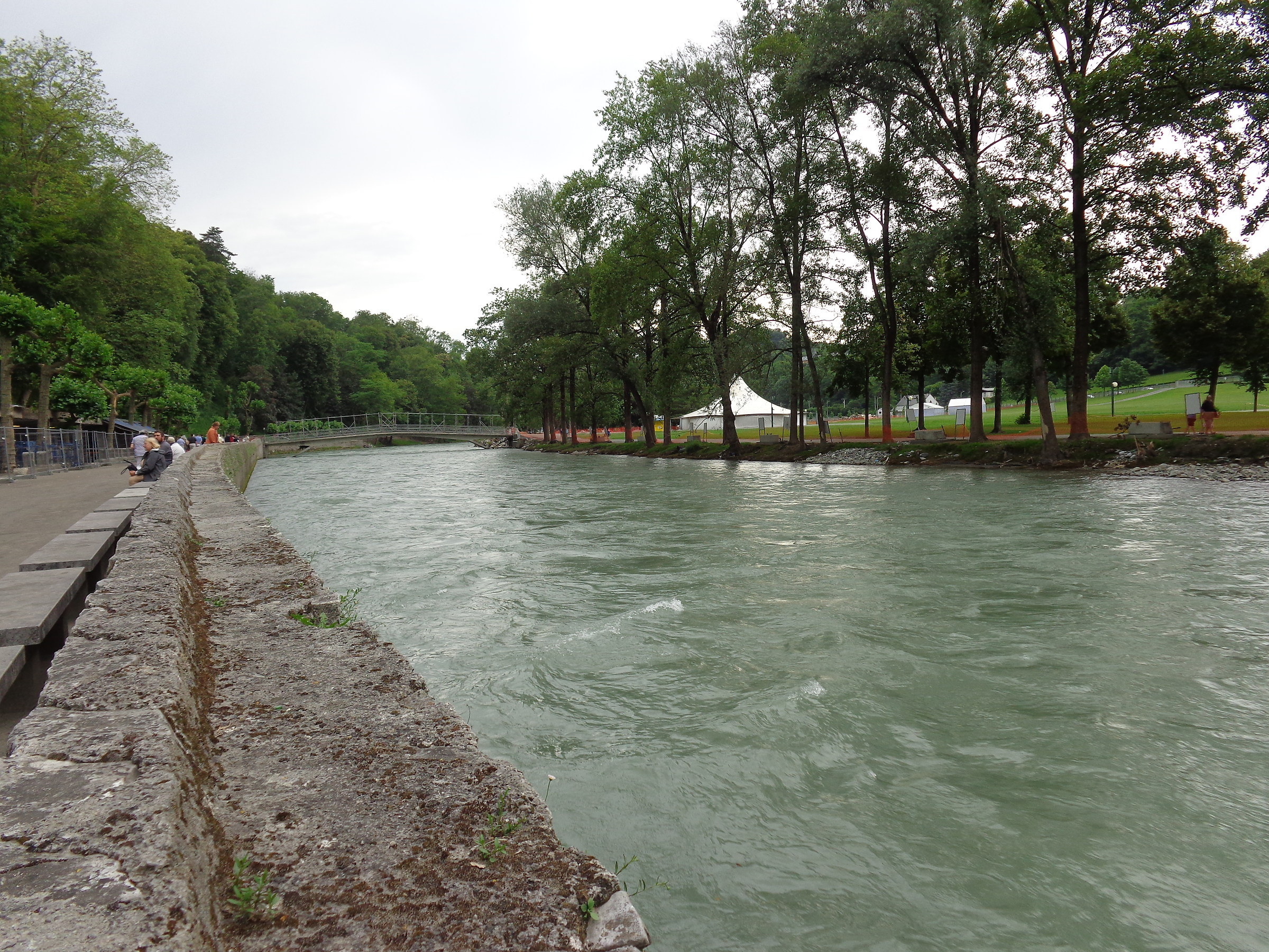 Il fiume Gave alla Grotta di Massabielle (lourdes)