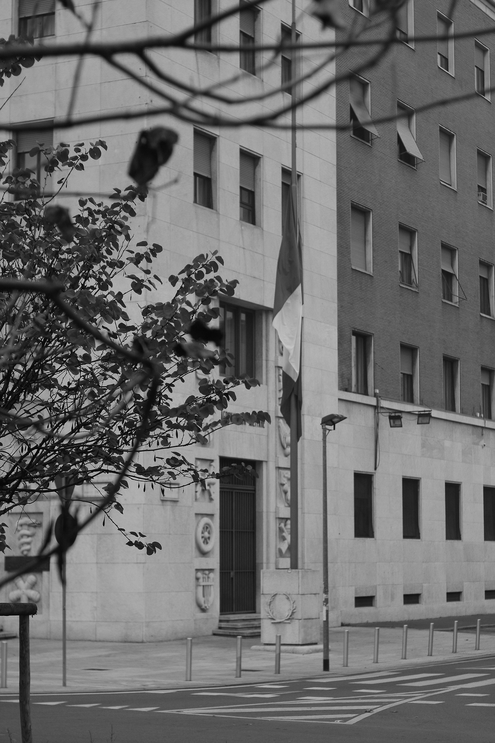 mezza asta per Parigi