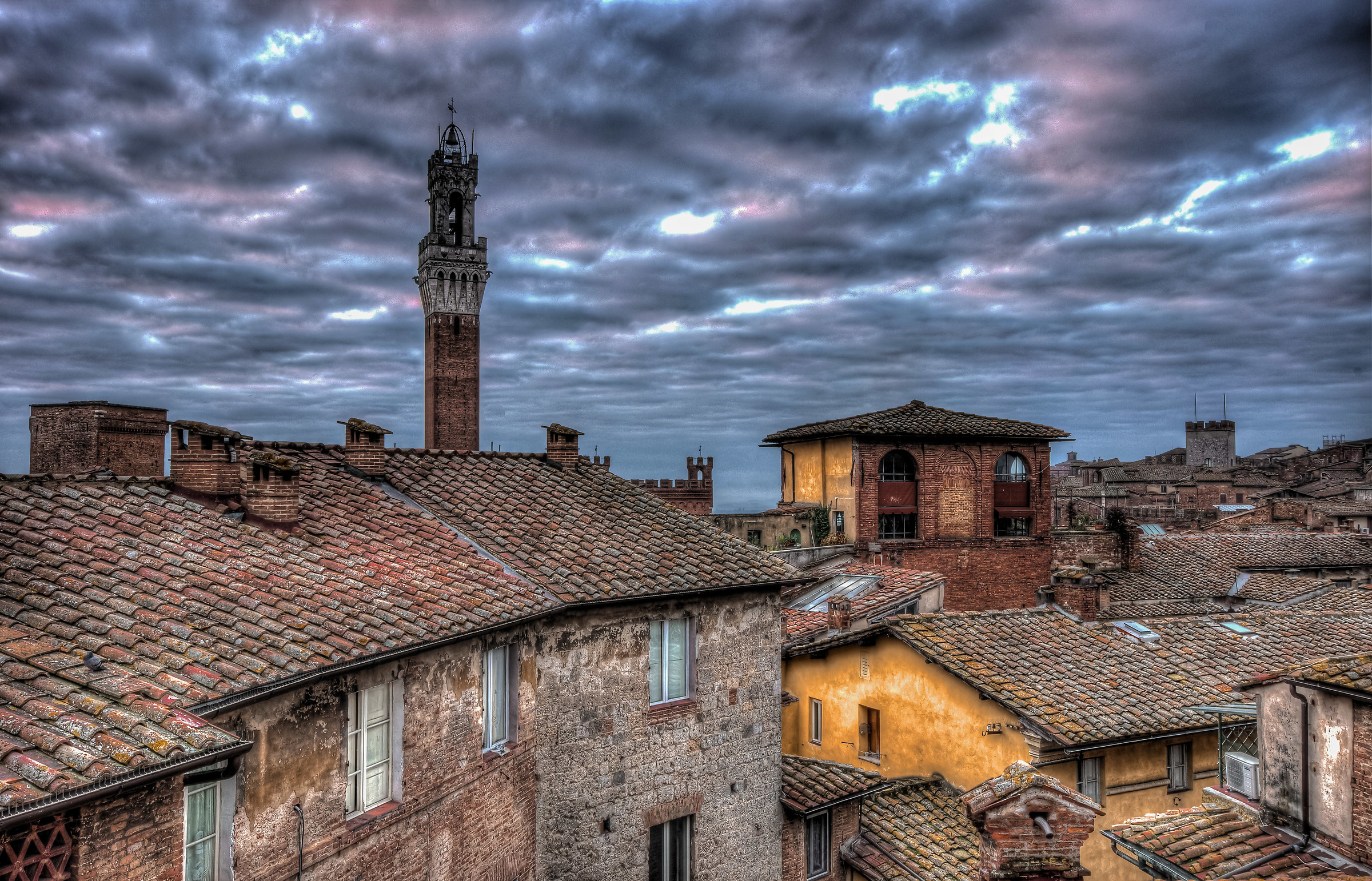 At dawn, walking on the roofs of Siena ...