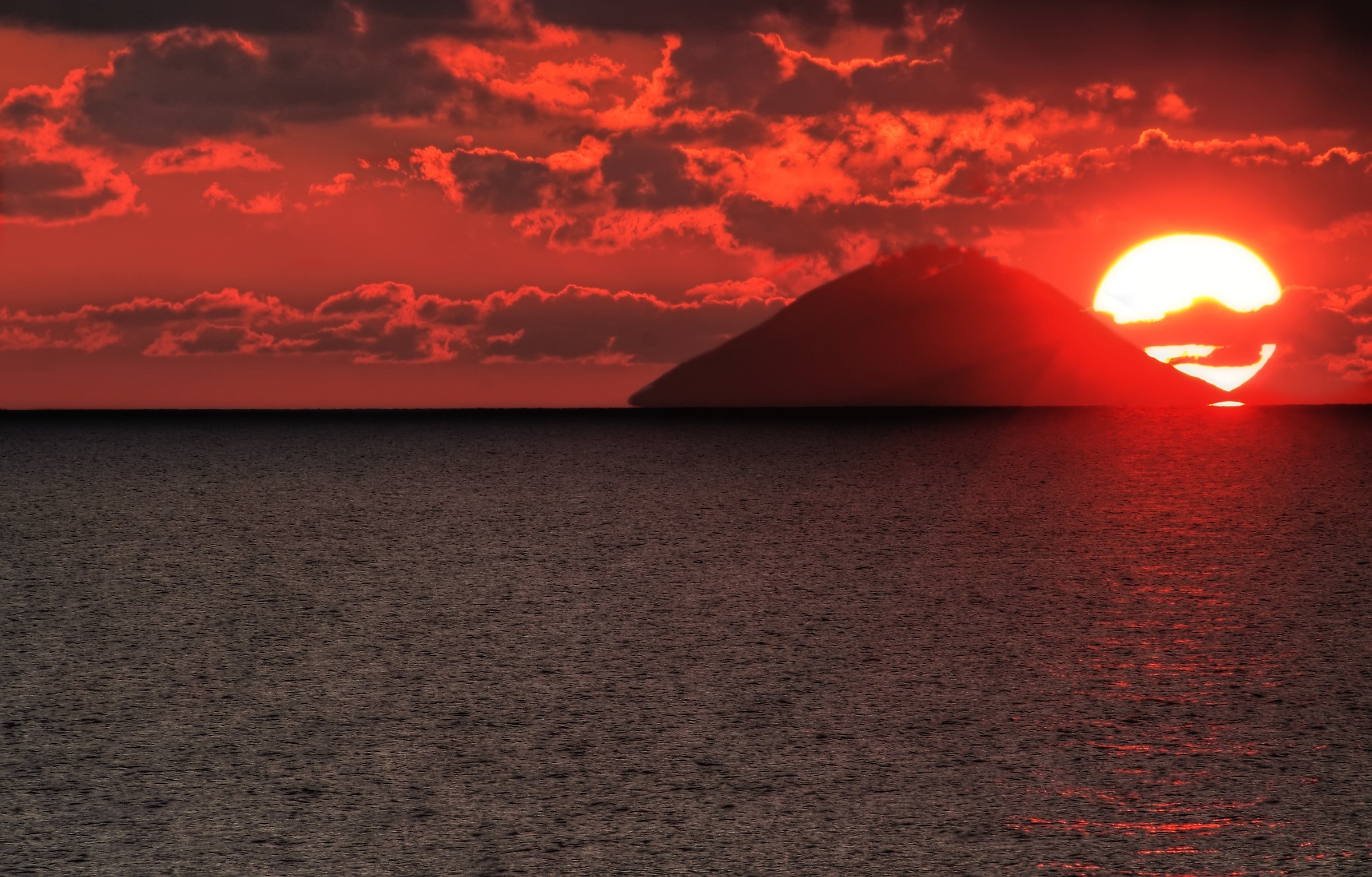 il vulcano e il tramonto
