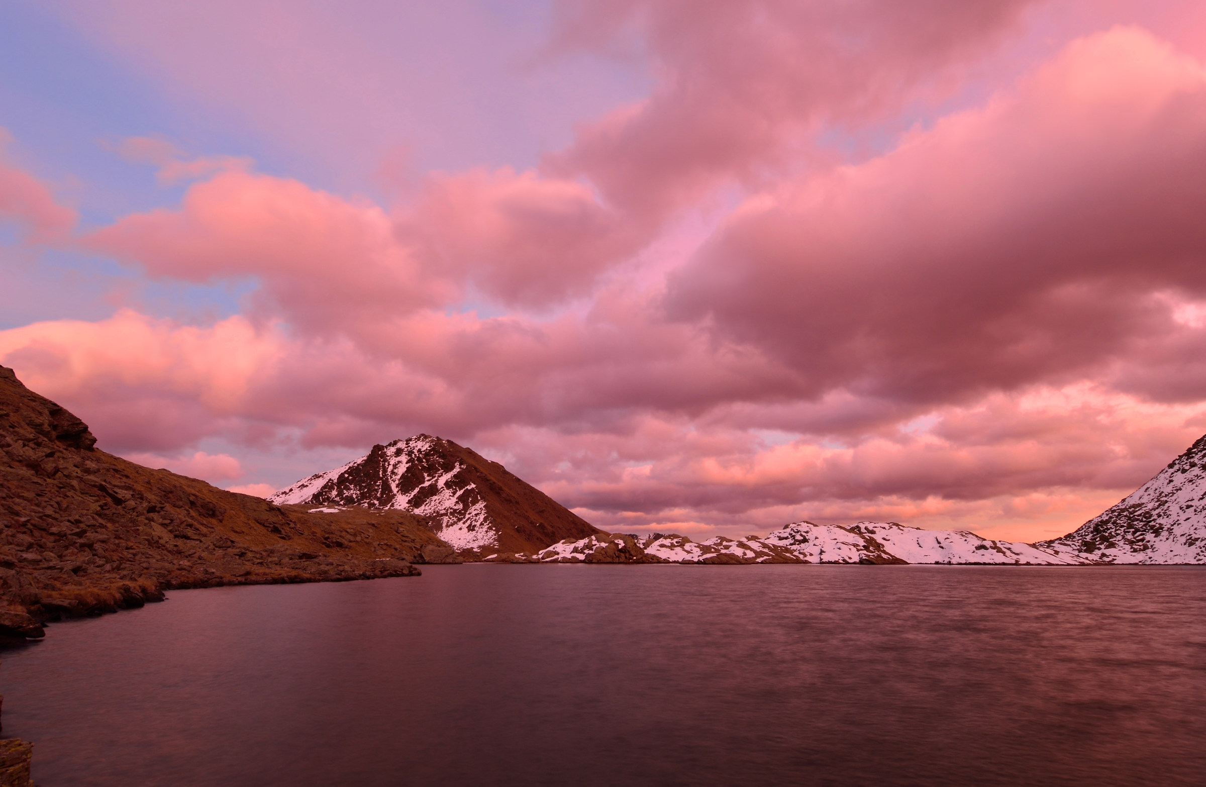 Crepuscolo ventoso al Lago Corvo.