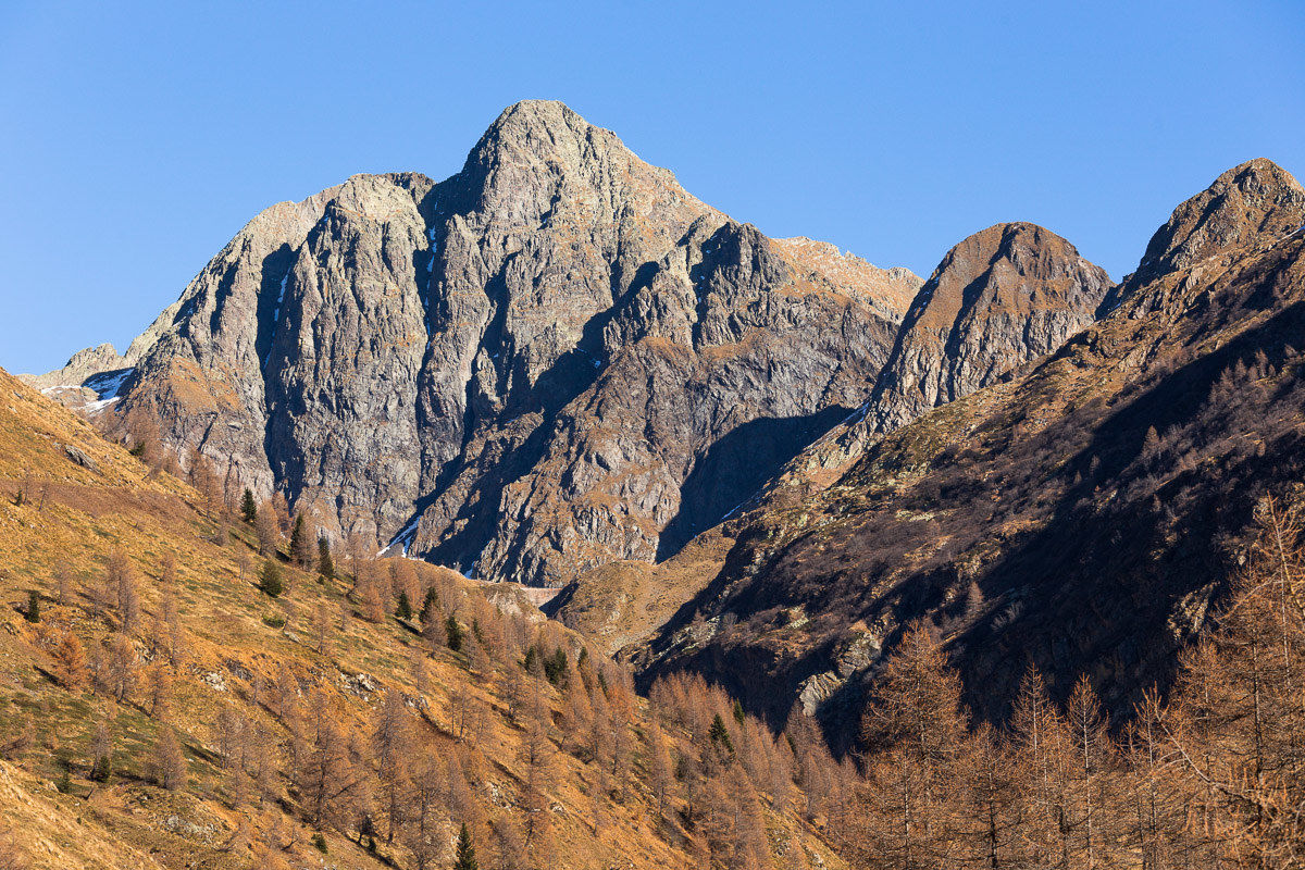 The impressive pyramid of Mount Aga ...