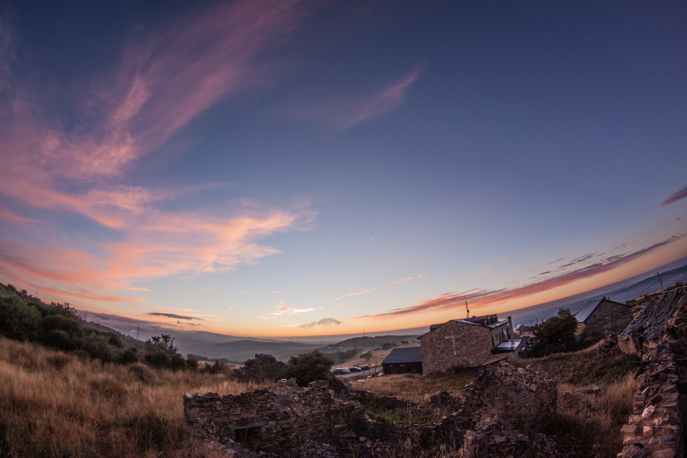 Foncebadon, l'alba nella terra di nessuno.