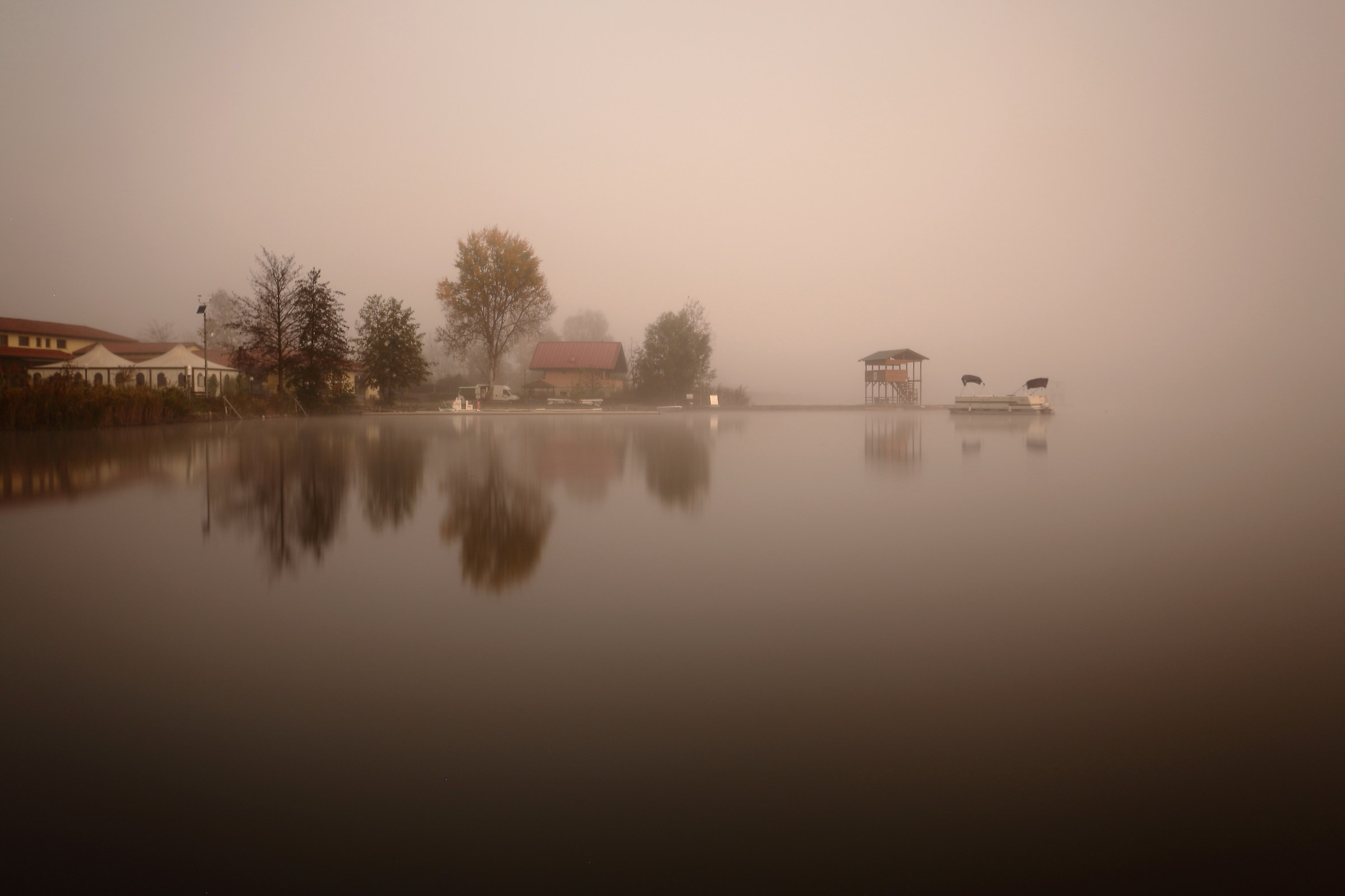la nebbia avvolge il lago di candia