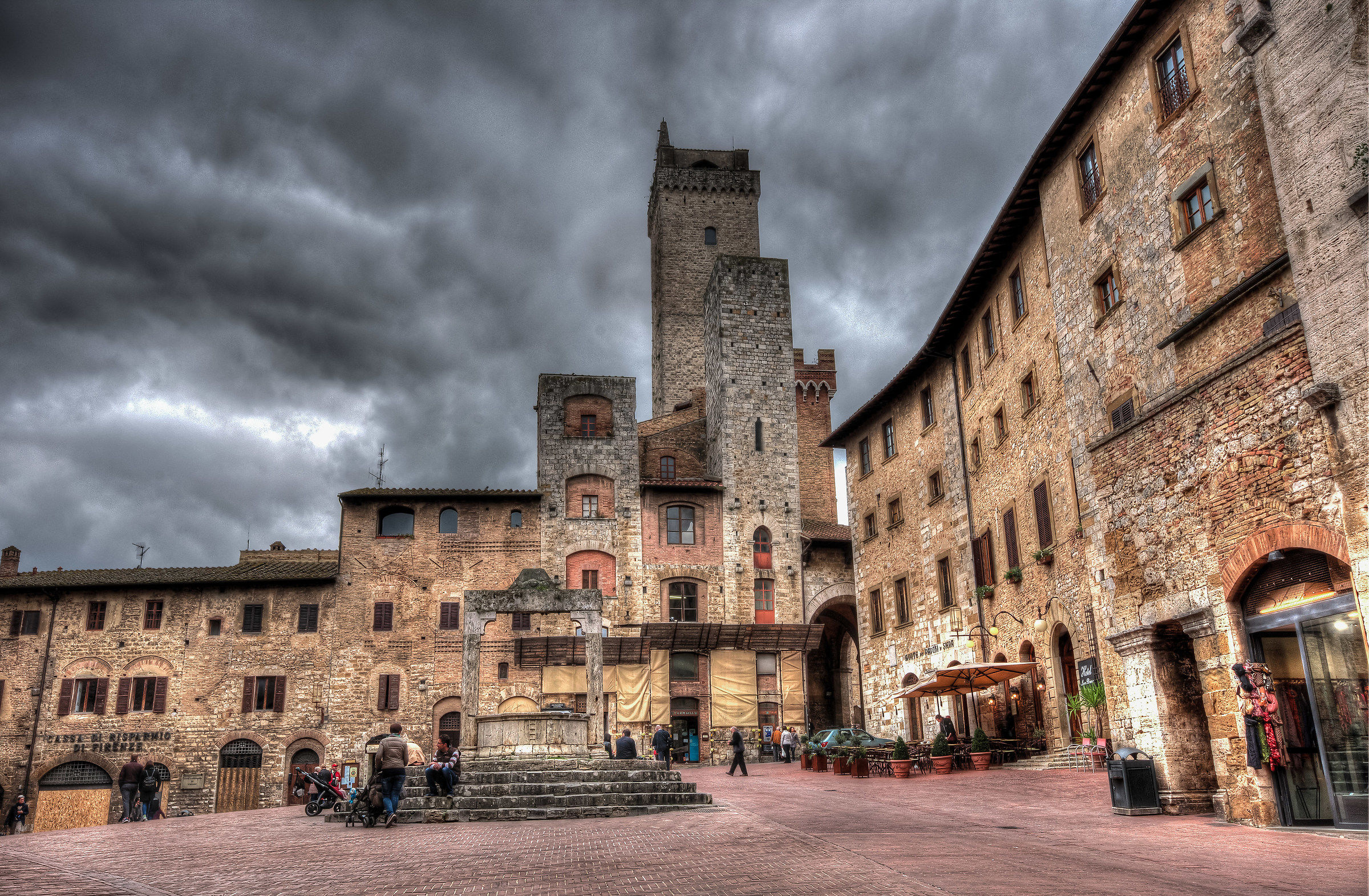 San Gimignano Piazza della Cisterna ...