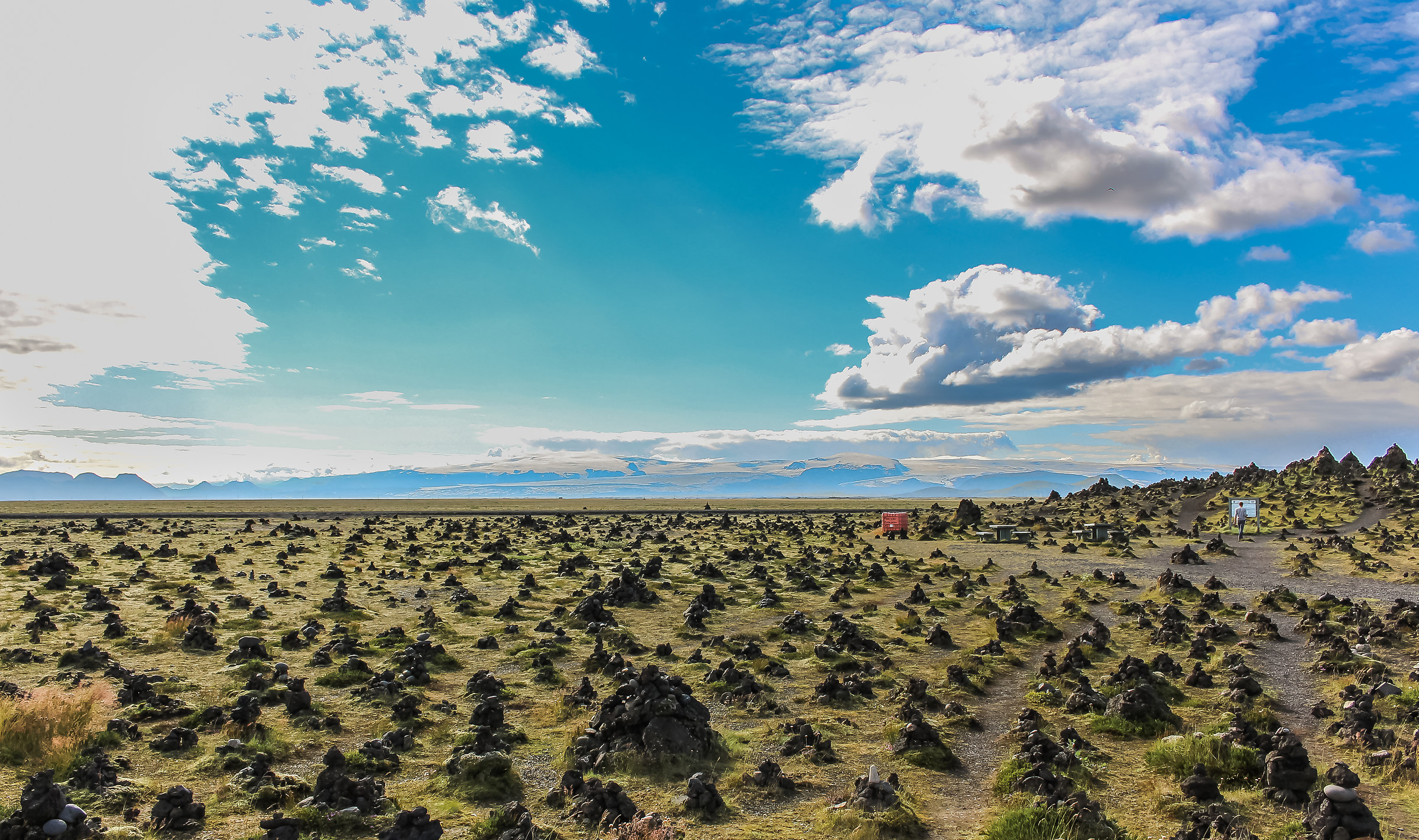 Campo dei cairn di pietra a Laufskalavarda