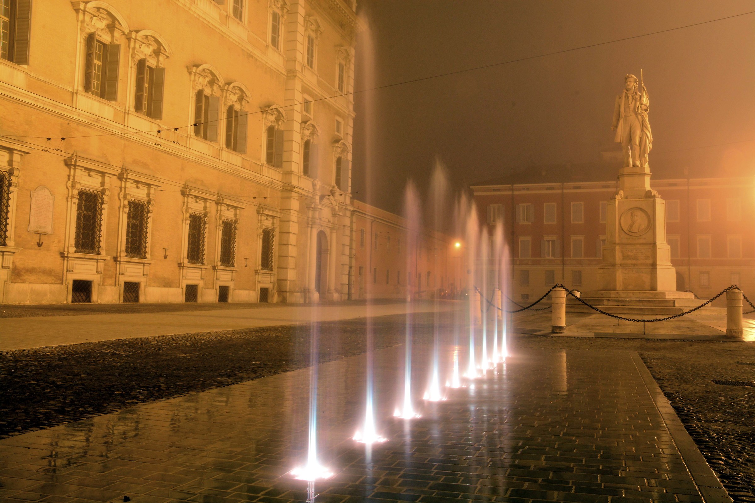piazza Roma monumento a Ciro Menotti