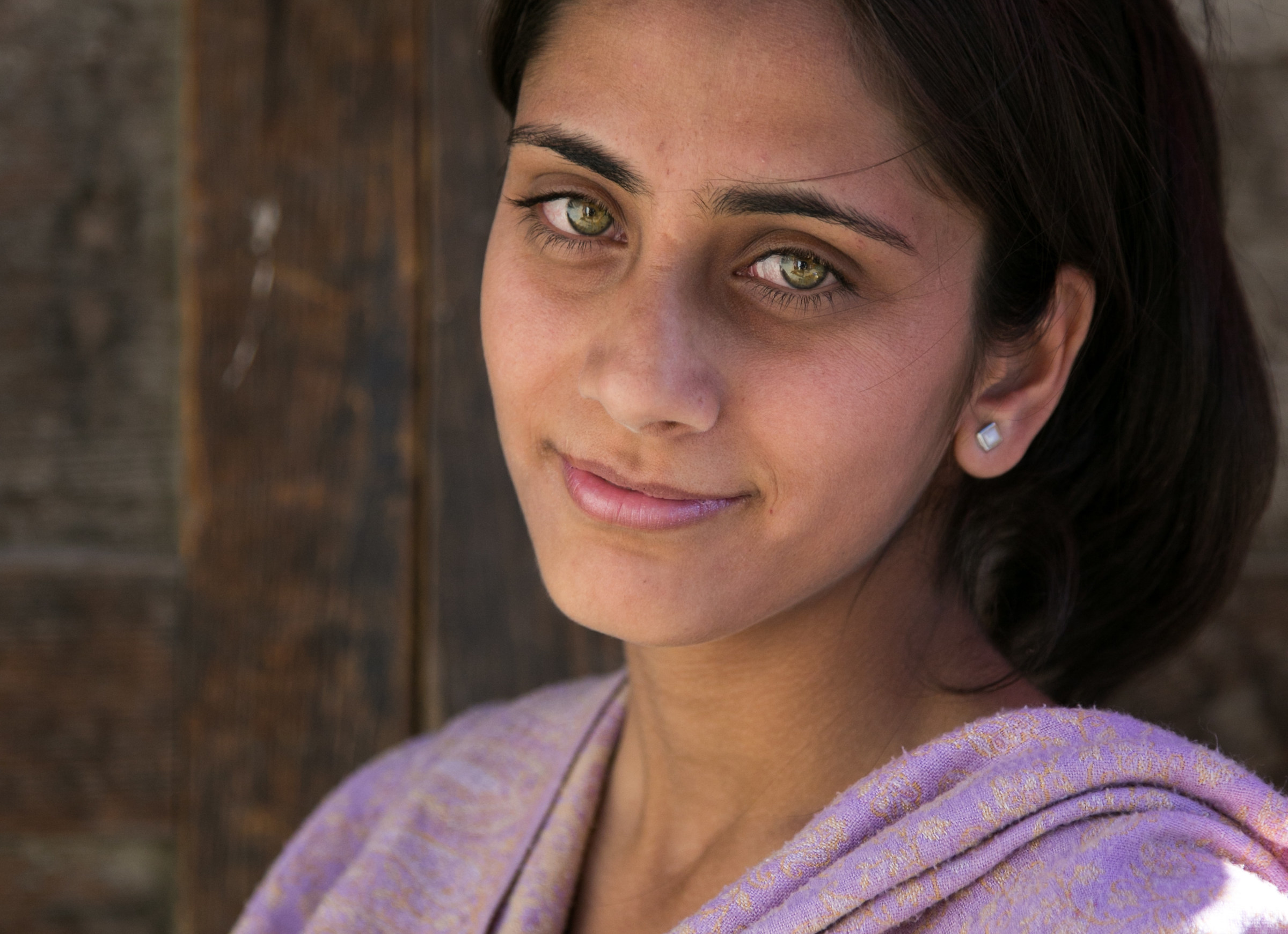 green eyes to the market in Leh