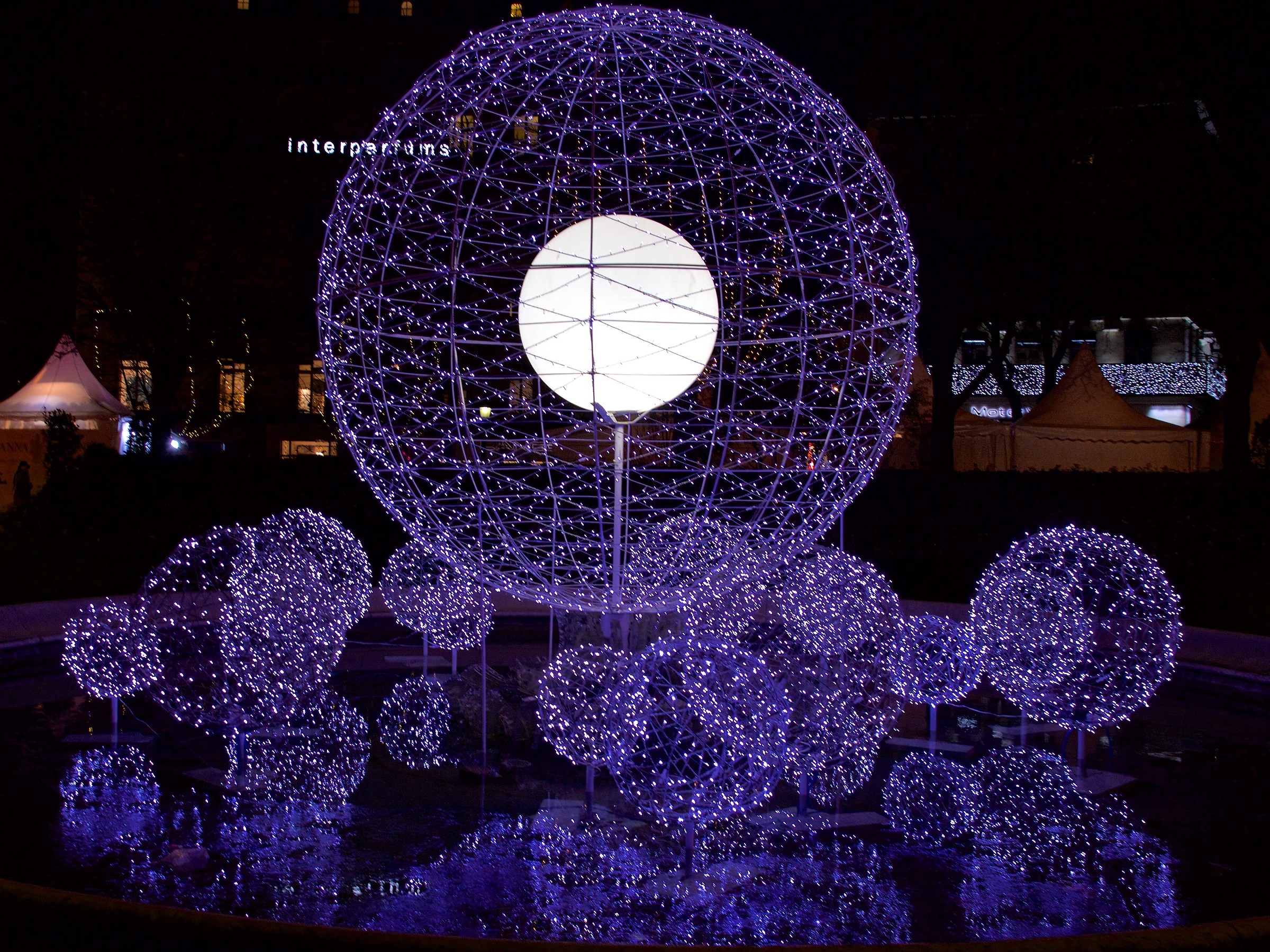 Fountain on the Avenue des Champs-lysées