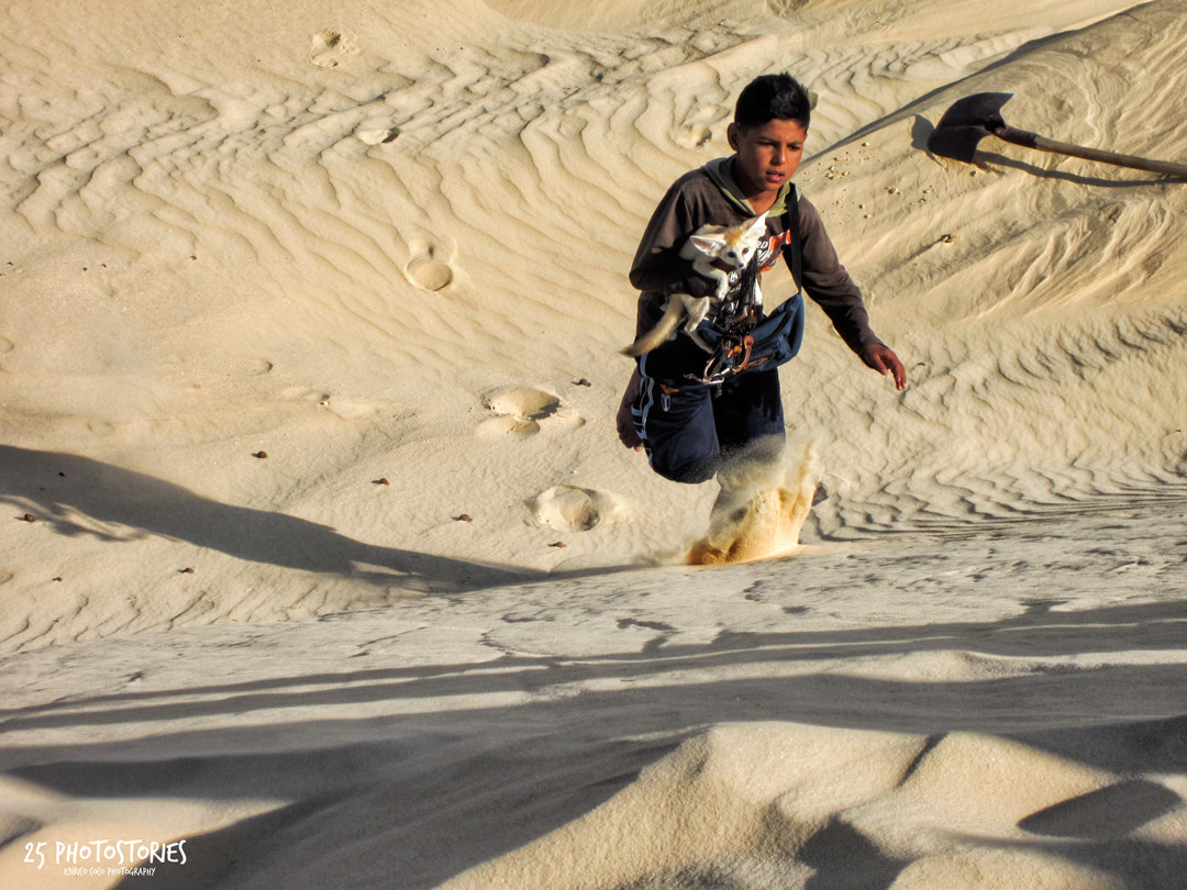 Il bambino e la volpe del deserto