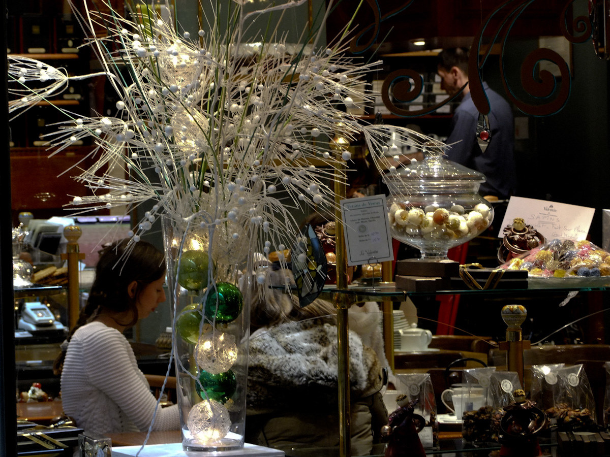 bars in rue Montmartre Paris