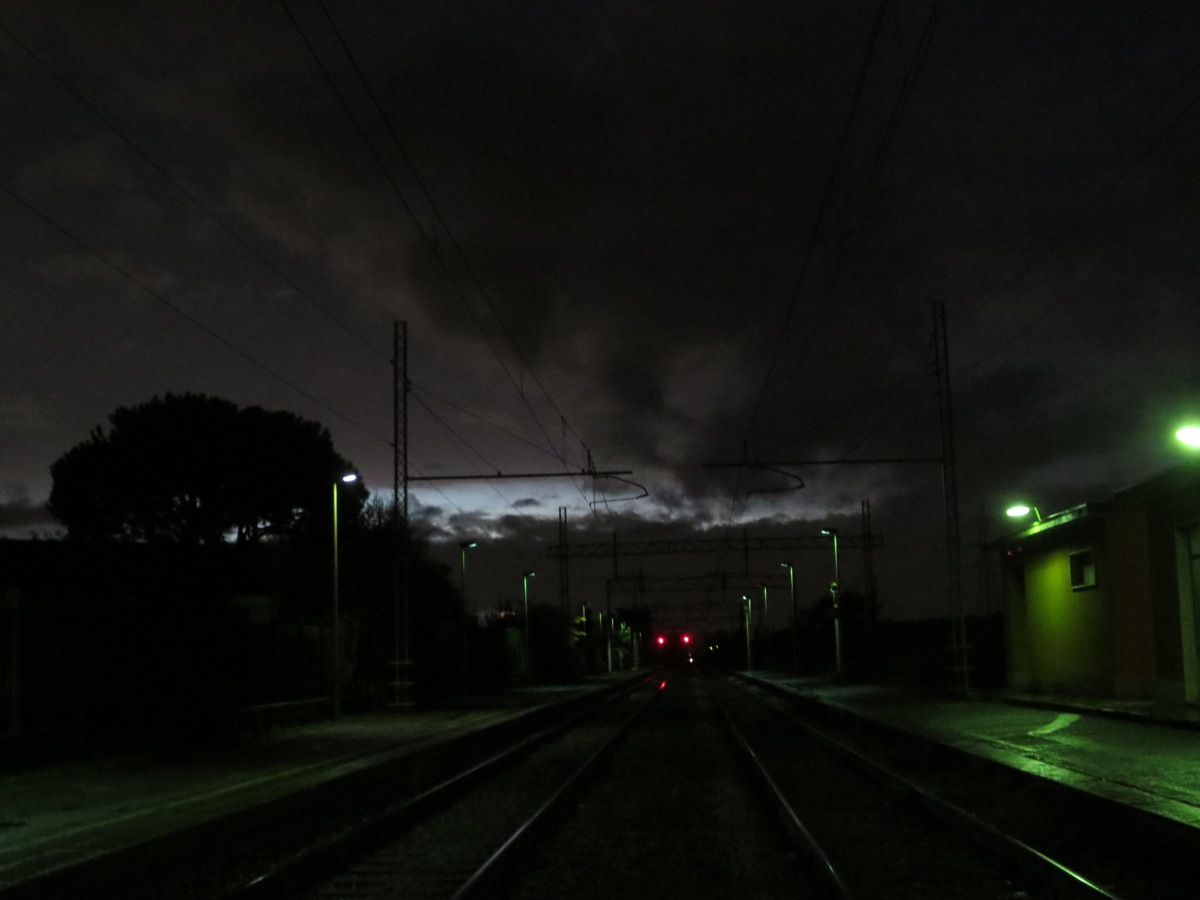Binari verso un cielo tenebroso
