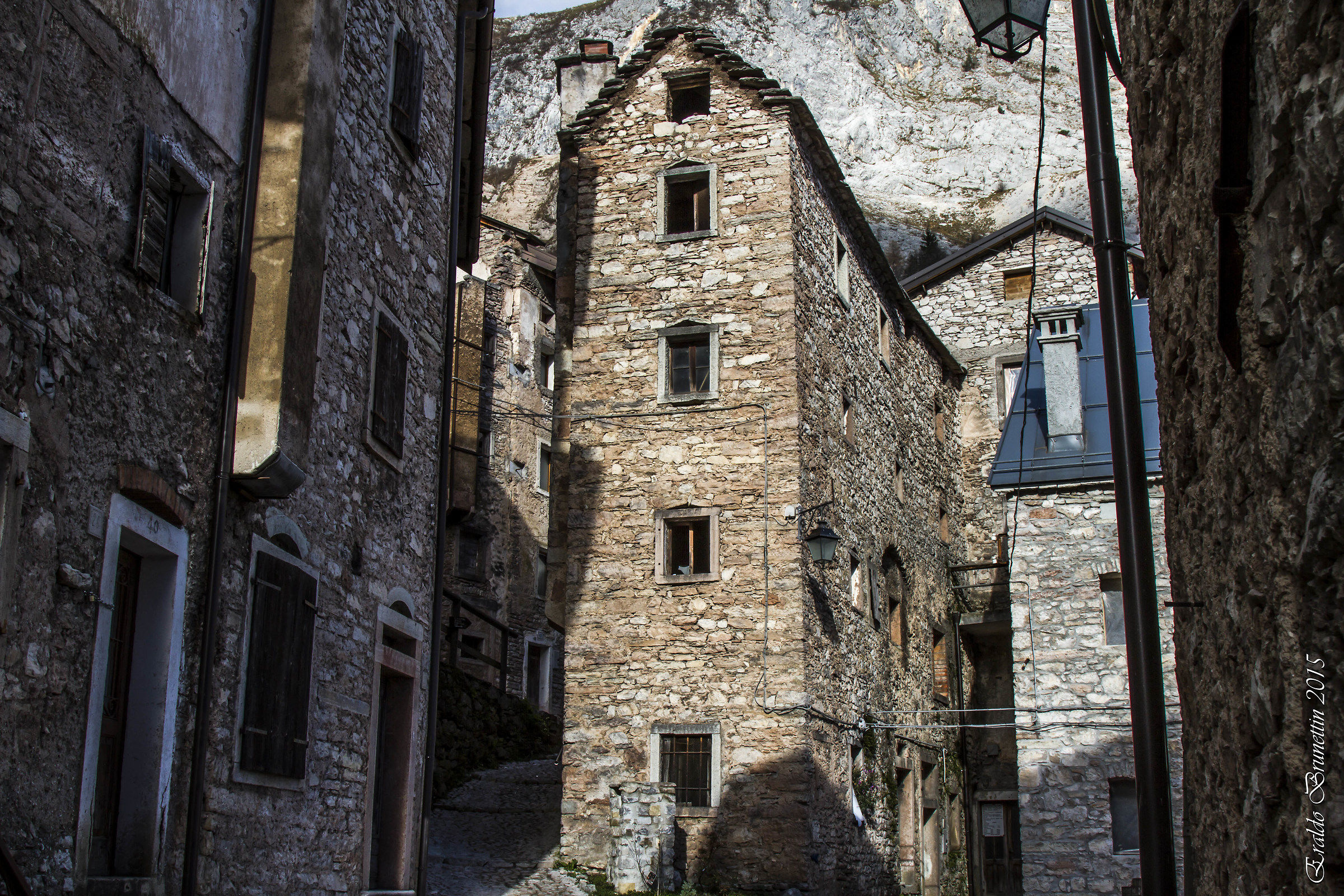 Casso (pn) Vecchie case di pietra.