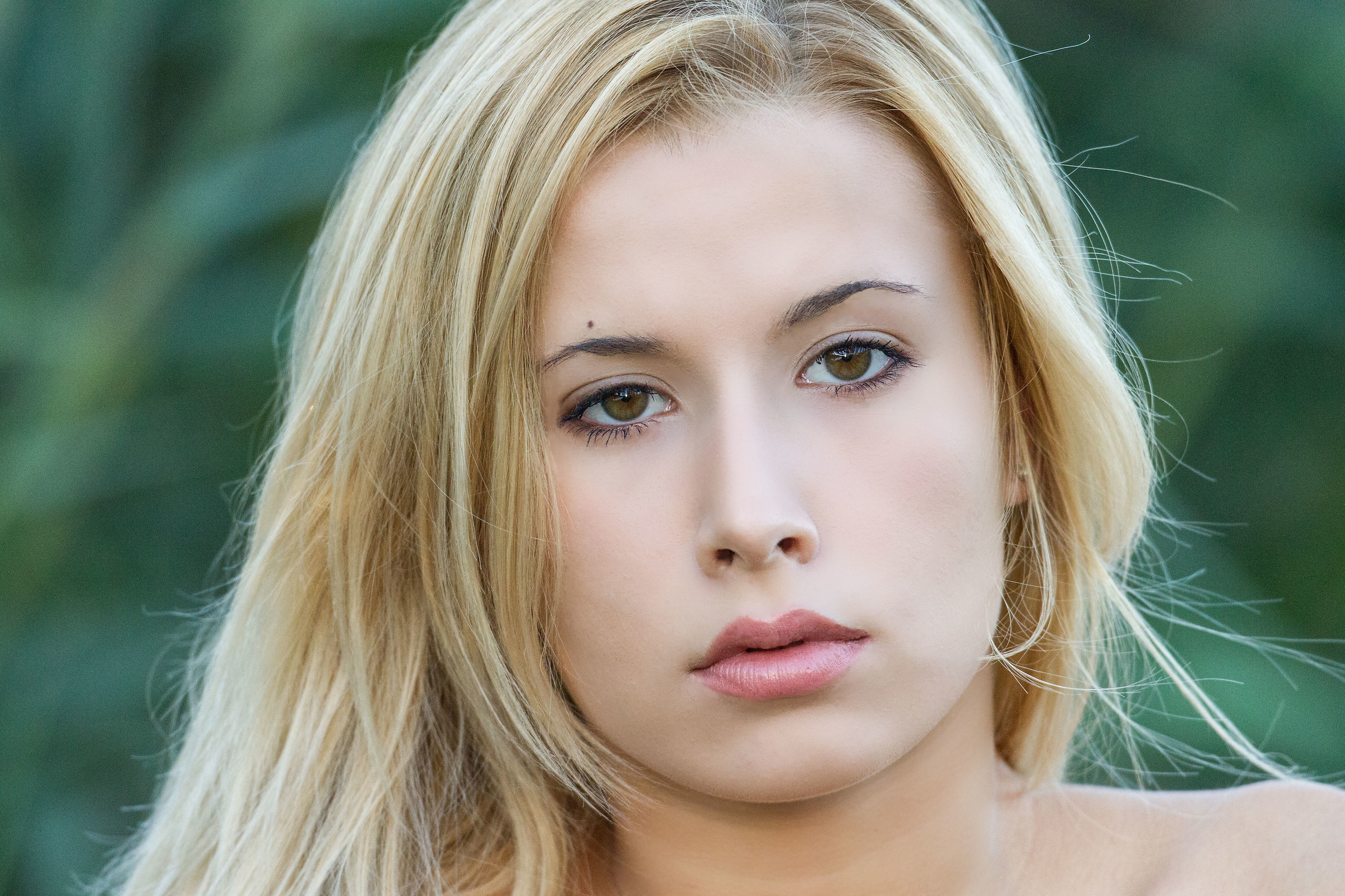 Ragazza all'Alberone in una giornata d'estate