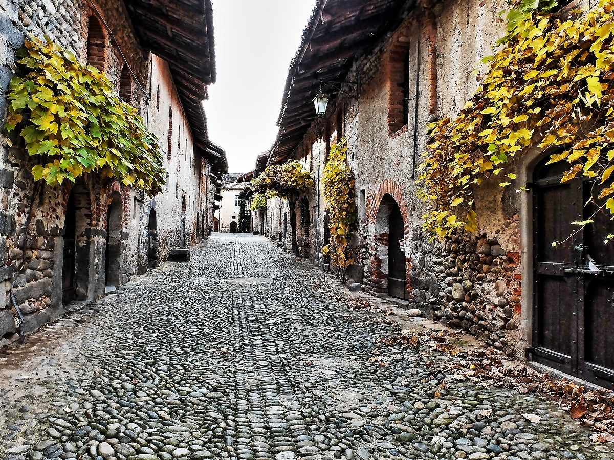 ..ma per le vie del borgo ..