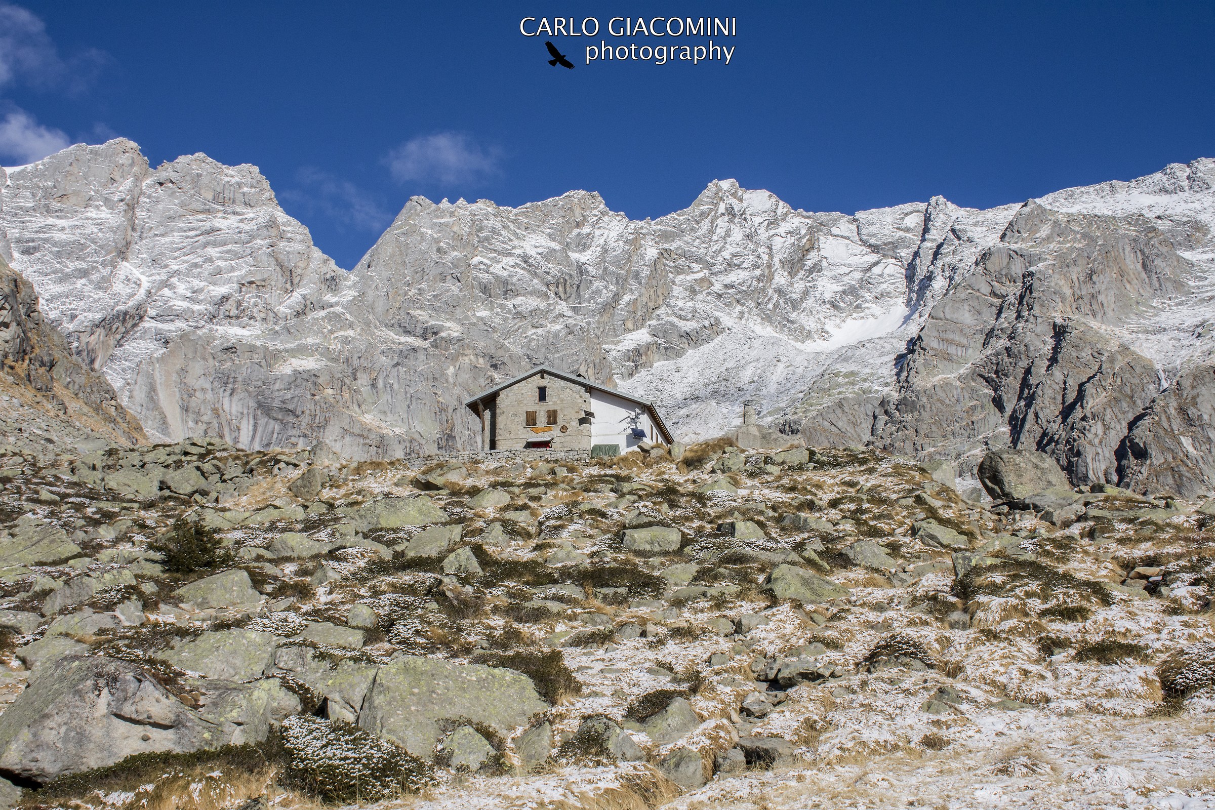 Rifugio Prudenzini abbracciato dalle rocce