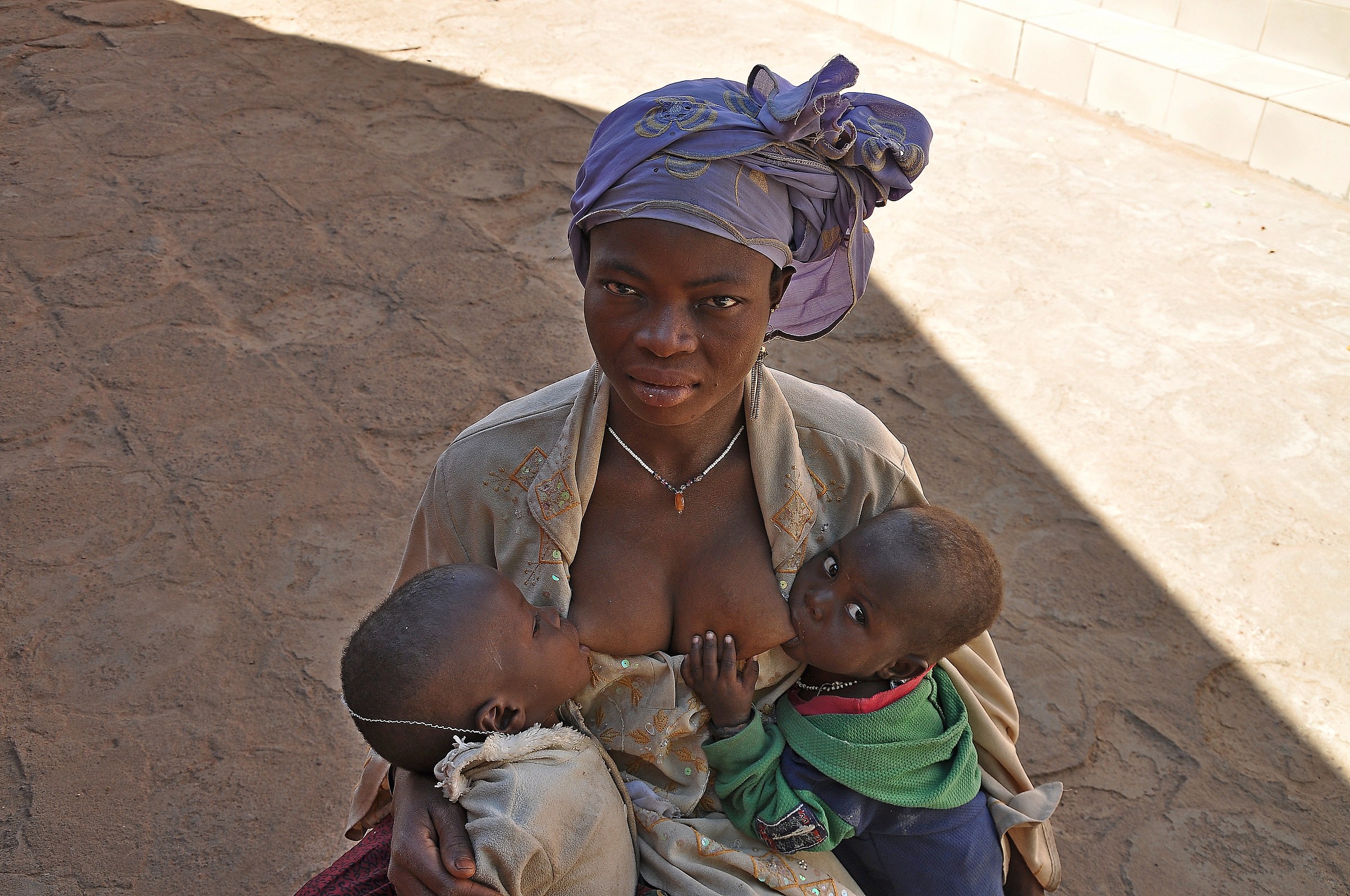 Bambini che prendono il latte dalla mamma (Mali)