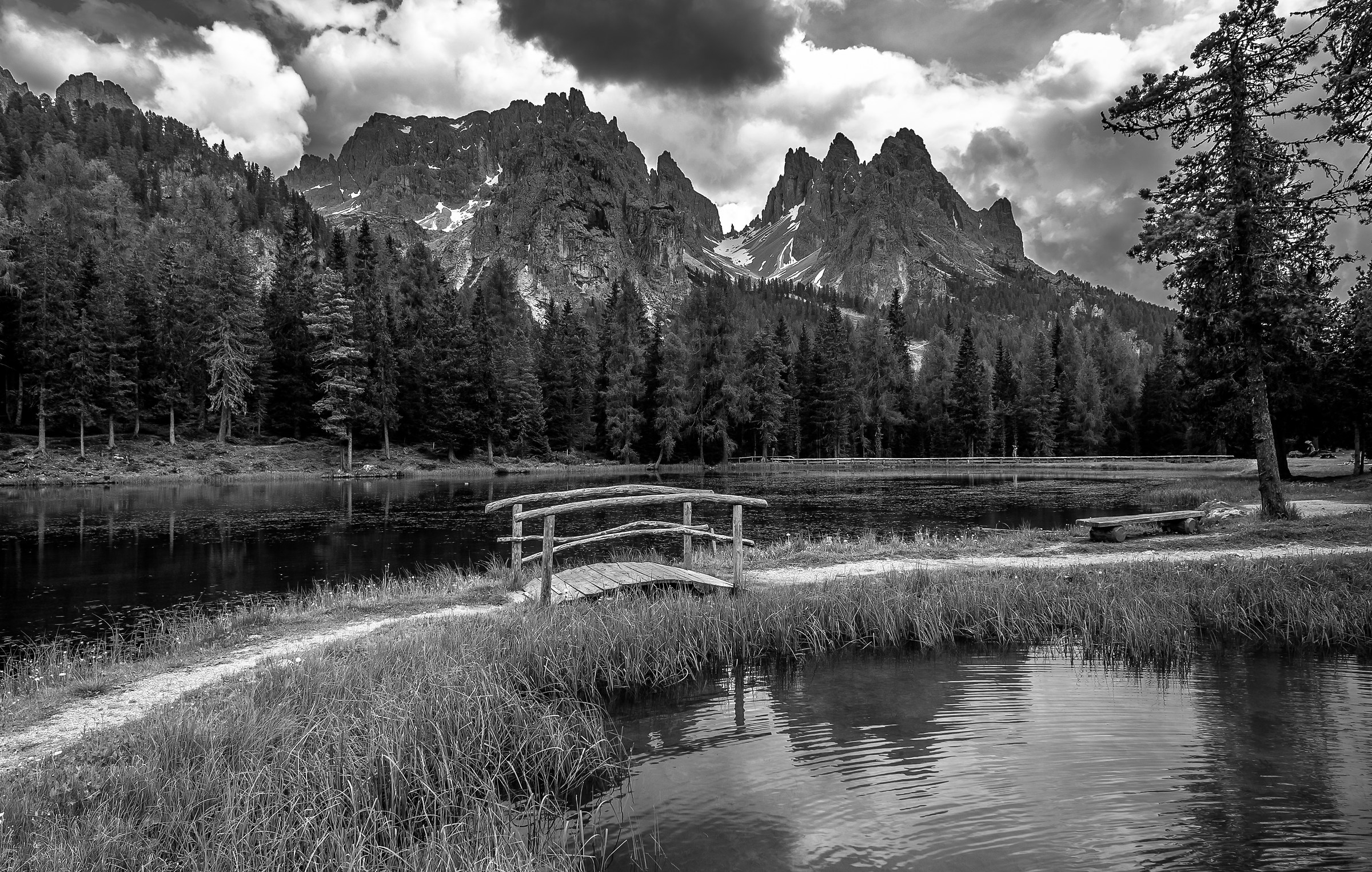 scorcio del lago di Antorno in B/W