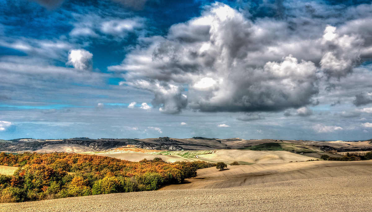 Val d'Orcia in autumn dress ...