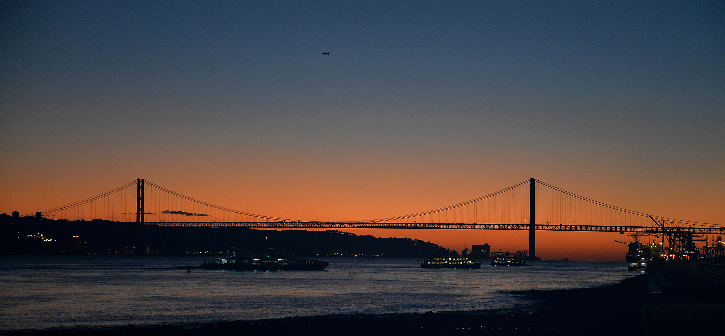 Lisbona-tramonto sul Fiume Tago.
