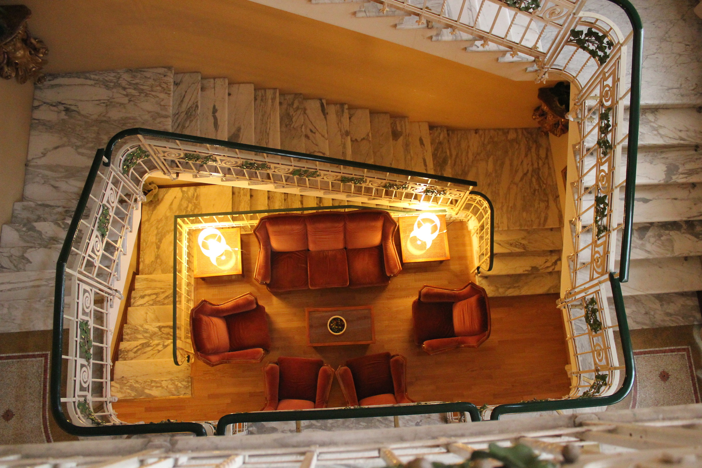 In fondo c'è il salotto